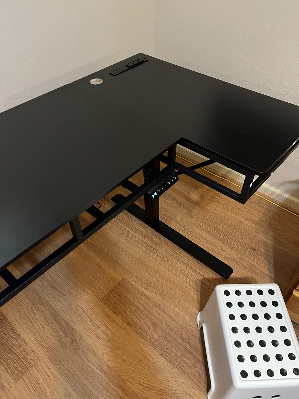OffiGo L Shaped Electric Standing Desk with Wooden Drawers, 55 Inch Height Adjustable Corner Workstation with Power Outlets, Sit Stand Table for Home, Office, White customer photo 1
