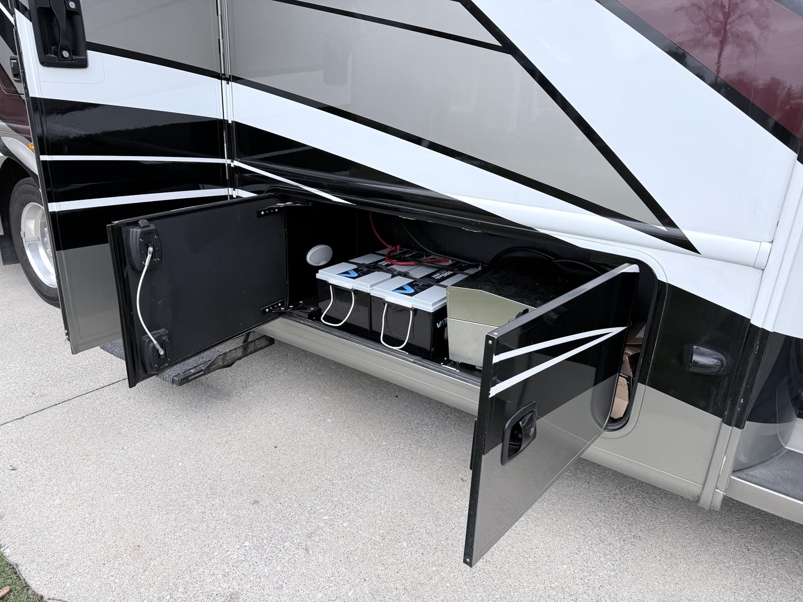 12.8V 300Ah Self-Heating LiFePO4 Lithium Battery with APP Monitoring, Built-in 200A BMS, Rechargeable 3840Wh Energy Battery for Trolling Motor, RV, Marine, Solar, Camping, Backup Power, Off-Grid customer photo 1