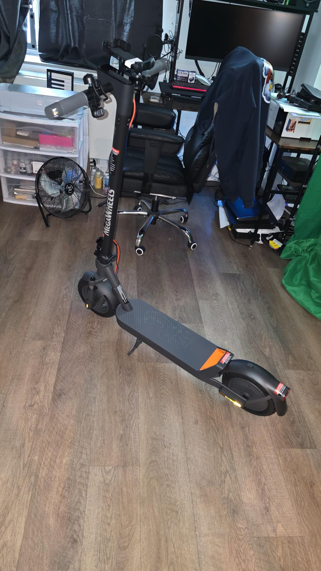 MEGAWHEELS Electric Scooter, Electric Scooter Adults Teens, 10in Pneumatic Tires, 350/500/600W Motor, 19/31 Miles Range, 15.5mph E Scooter with Smart APP Control for Commuting, Outdoor, Short Travel Gift customer photo 1