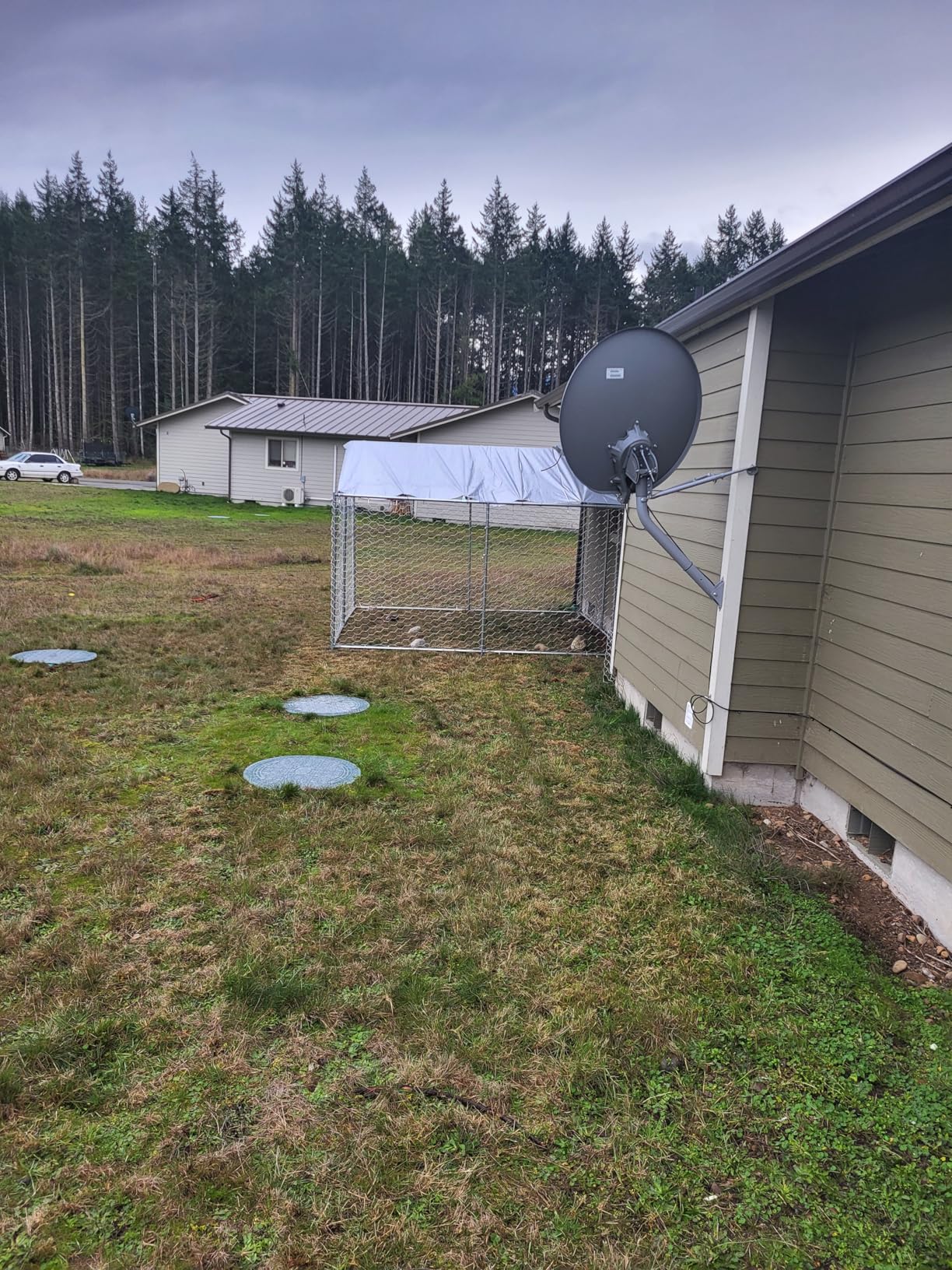 10'x10' Large Outdoor Dog Kennel Outside for Large Dogs, Heavy Duty Dog Enclosure with Wire Mesh Fence, Lock & Waterproof Cover customer photo 2