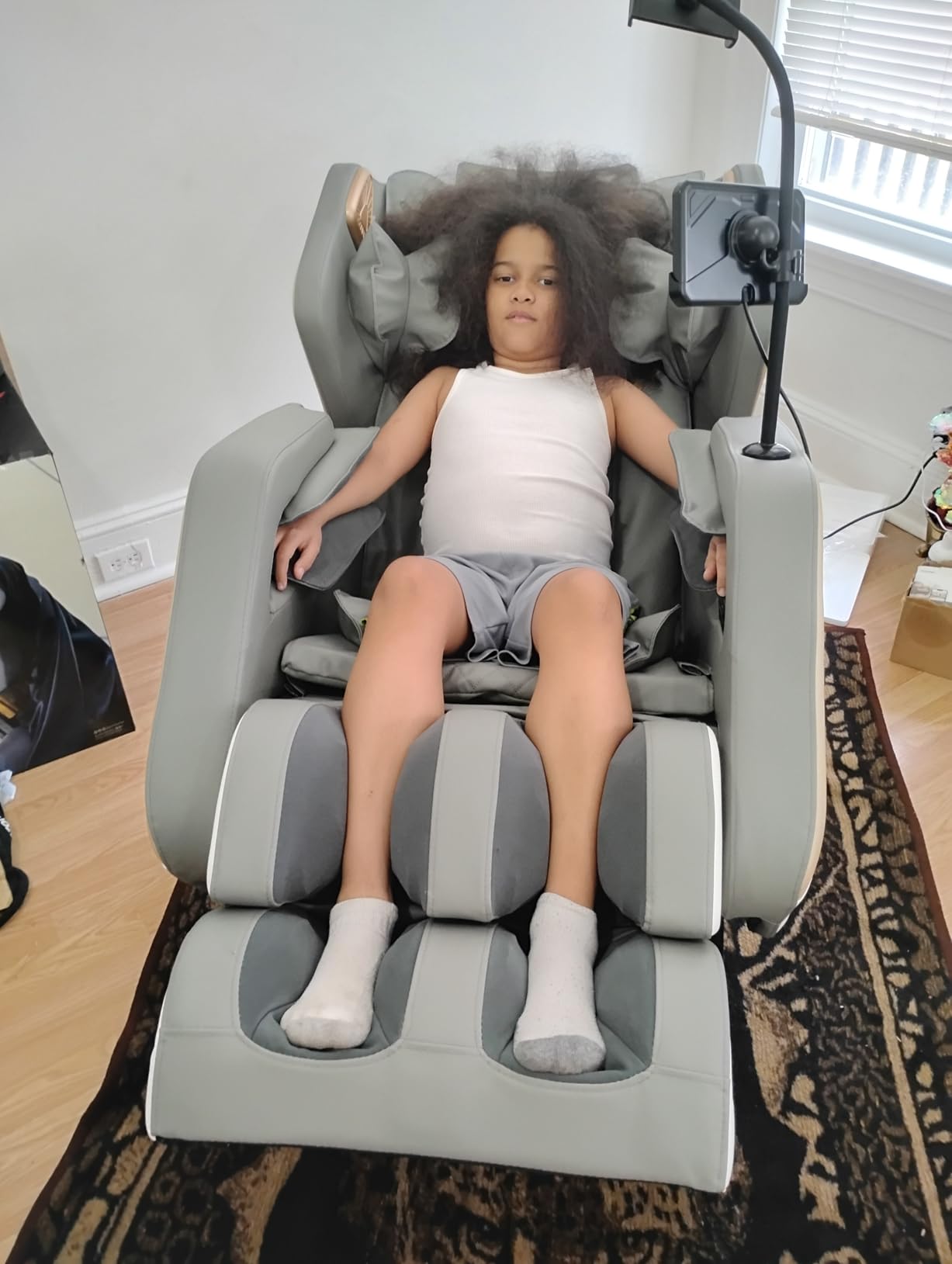 Massage Chair Full Body, Zero Gravity Massage Chair 2026 for Back Fatigue with 10 Fixed Rollers, Heating, Airbags, Phone Controller, Bluetooth Speaker, Nightlights for Living Room, Bedroom customer photo 1