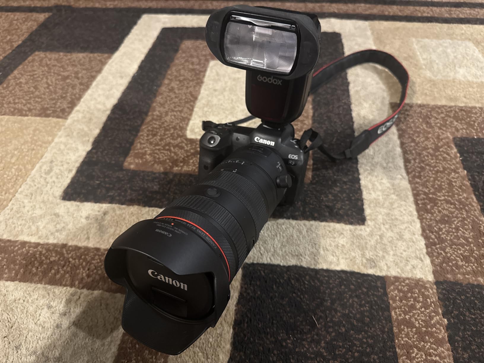 Canon RF24-105mm F2.8 L USM Z Standard Zoom Lens, Mirrorless, Full-Frame Coverage, Close-Focusing, Outstanding Handling, for Events, Photojournalism, Portraiture, Studio Work & Video Creation, Black customer photo 1