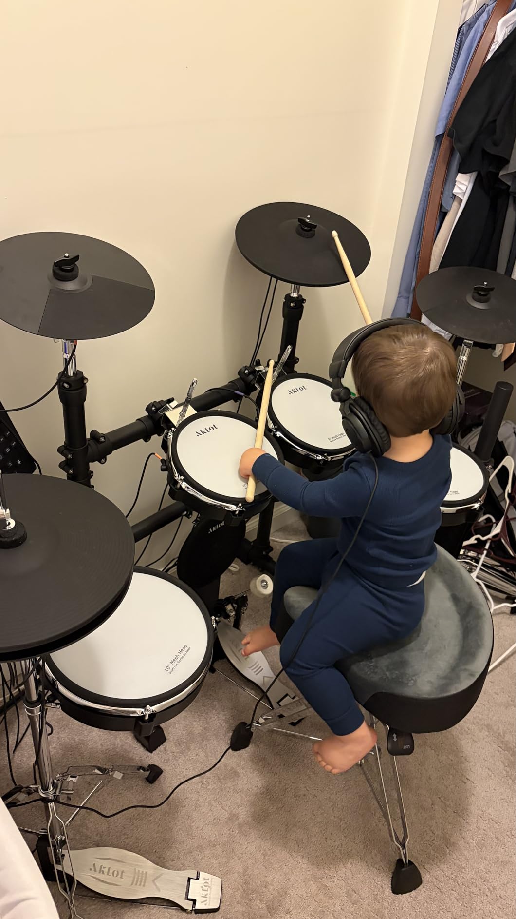 AKLOT Expanded-Size Electric Drum Set: 12'' Two-Piece Standalone Hi-Hat, Independent Kick Drum and 10'' Dual-Zone Snare, 12'' Triple-Zone Ride Cymbal, All Mesh Heads, 460 Sounds, Black customer photo 1