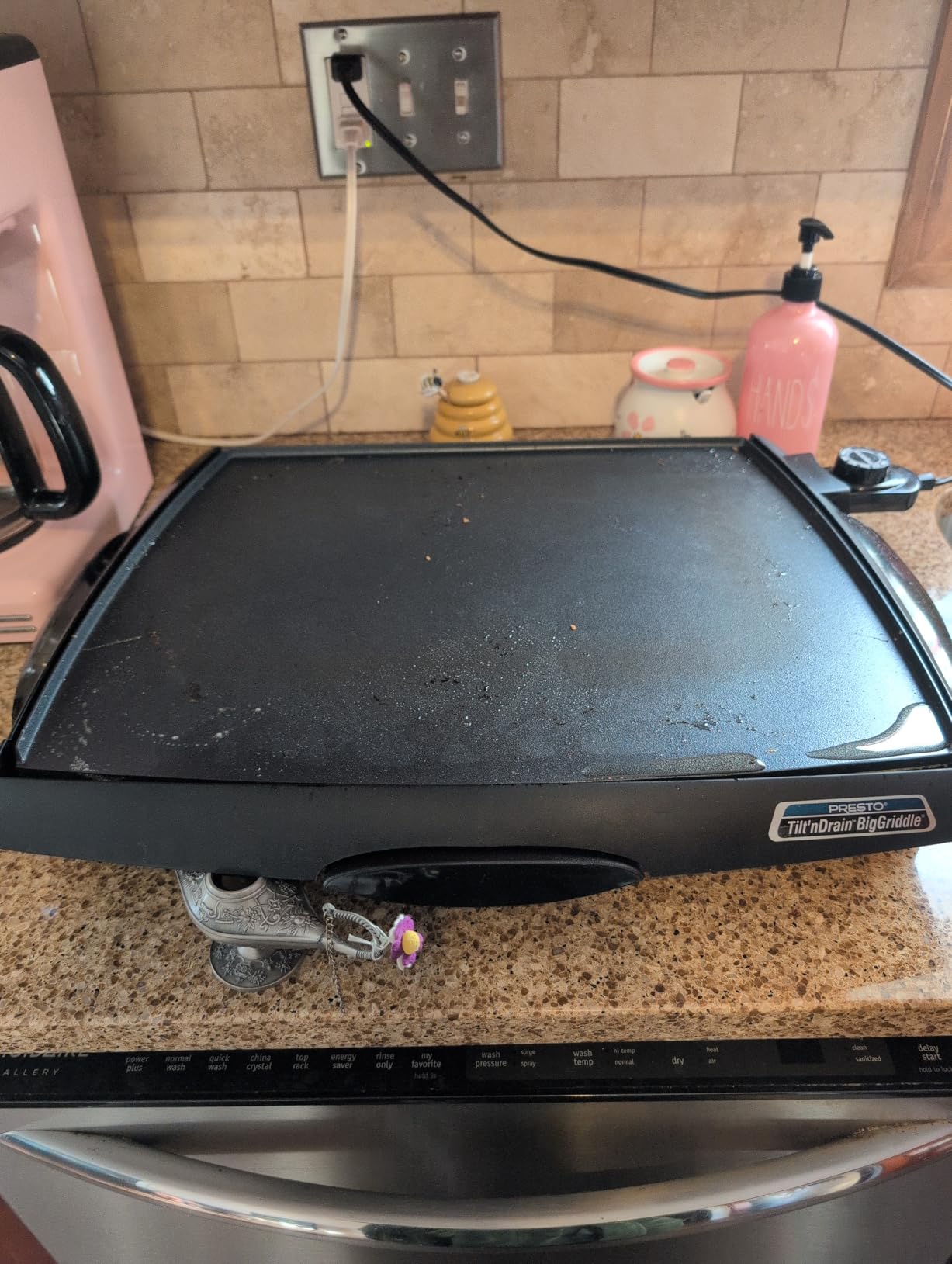Presto 07046 Tilt 'n Drain Big Griddle Cool-Touch Electric Griddle customer photo 2