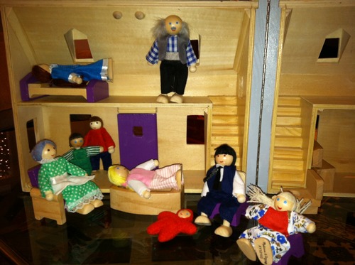 Melissa & Doug Fold & Go Wooden Dollhouse with 2 Dolls and 11 Pieces of Furniture - Portable Mini Doll House with Accessories and Toy Figures, Ages 3+ customer photo 1