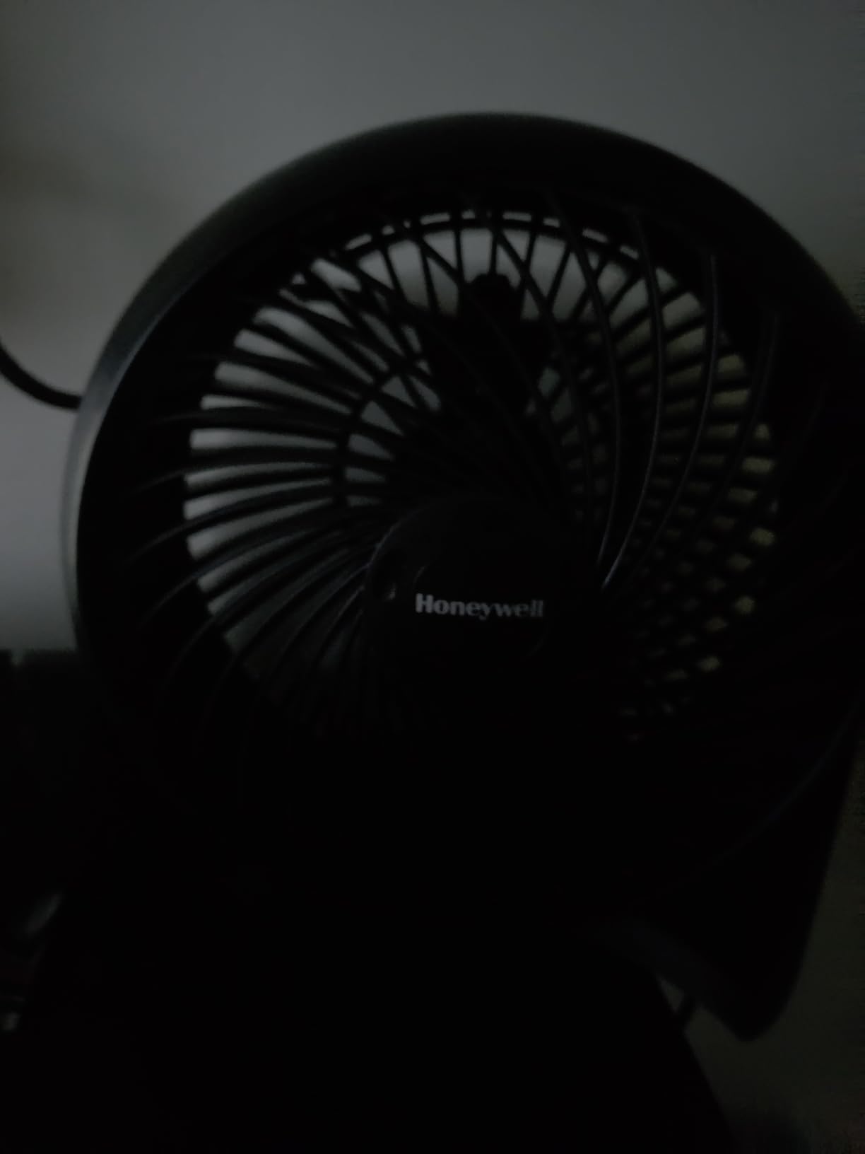 Honeywell TurboForce Air Circulator, Small Tabletop Fan, Quiet Personal Fan for Home or Office, 3 Speeds, 90 Degree Pivoting Head, Black, HT900 customer photo 1