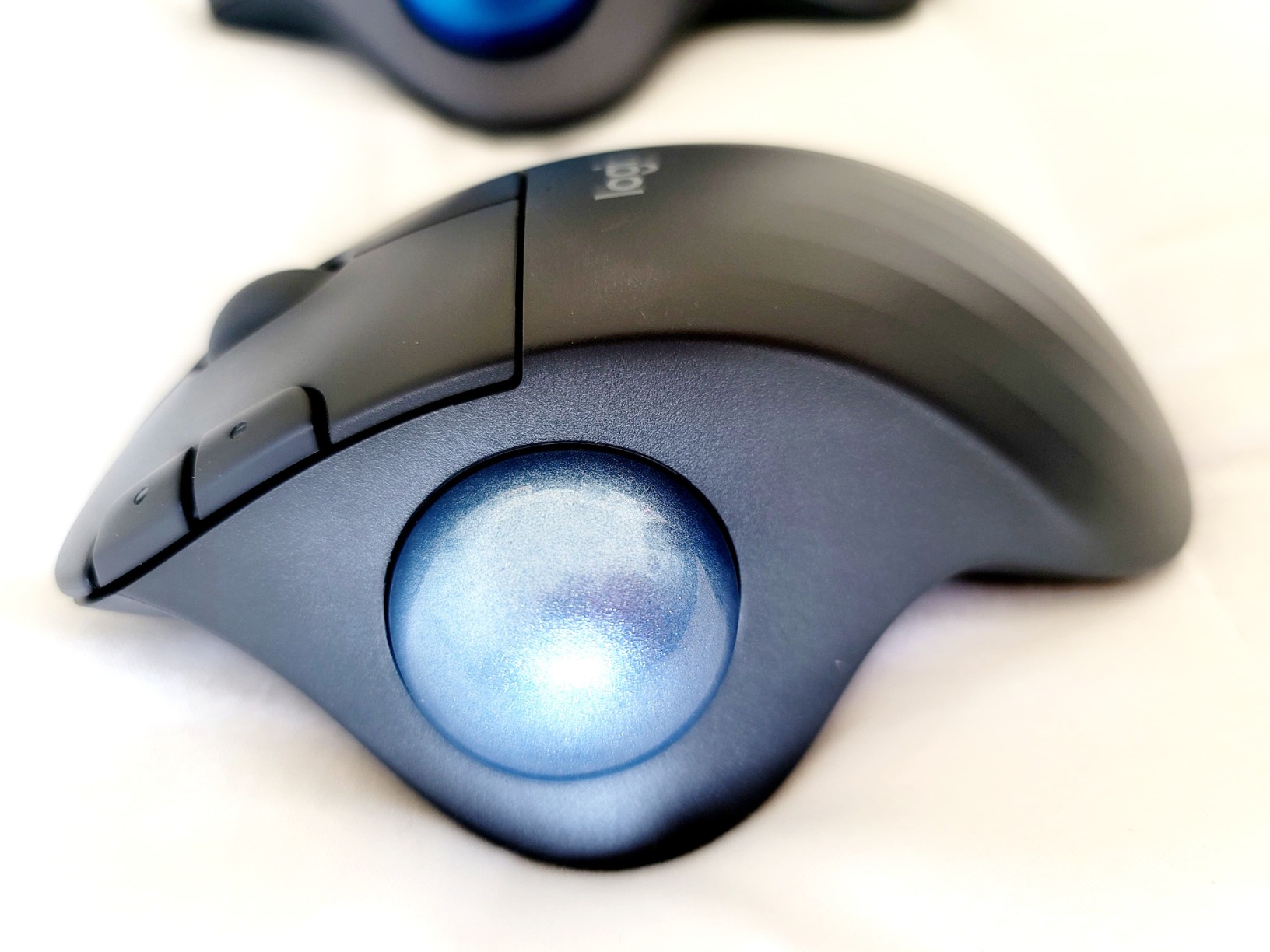 Logitech M570 Wireless Trackball Mouse - Ergonomic Design with Sculpted Right-Hand Shape, Compatible with Apple Mac / Microsoft, USB Unifying Receiver, Dark Gray customer photo 1