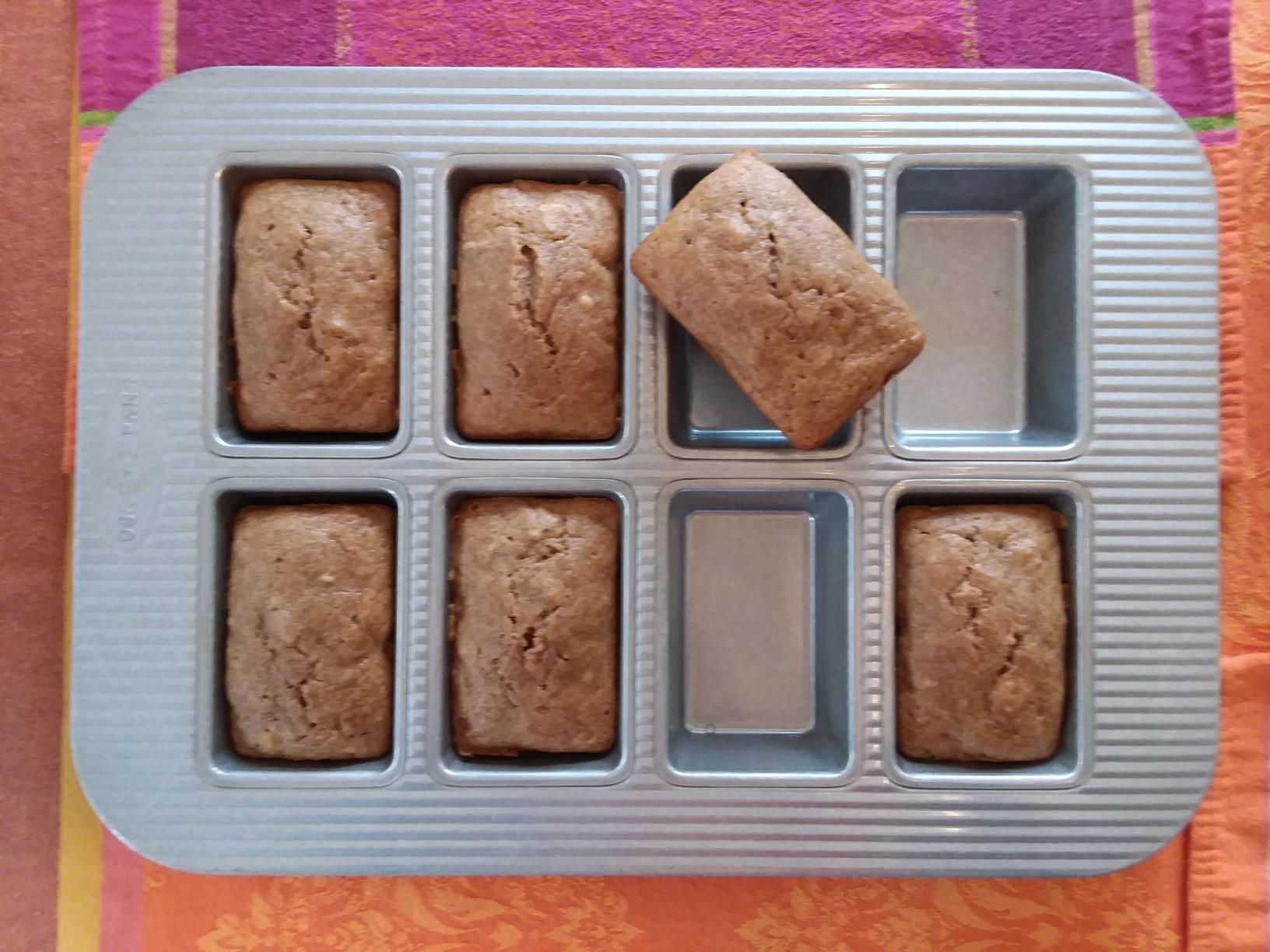 USA Pan Bakeware Nonstick Mini Loaf Pan, 8-Well customer photo 2