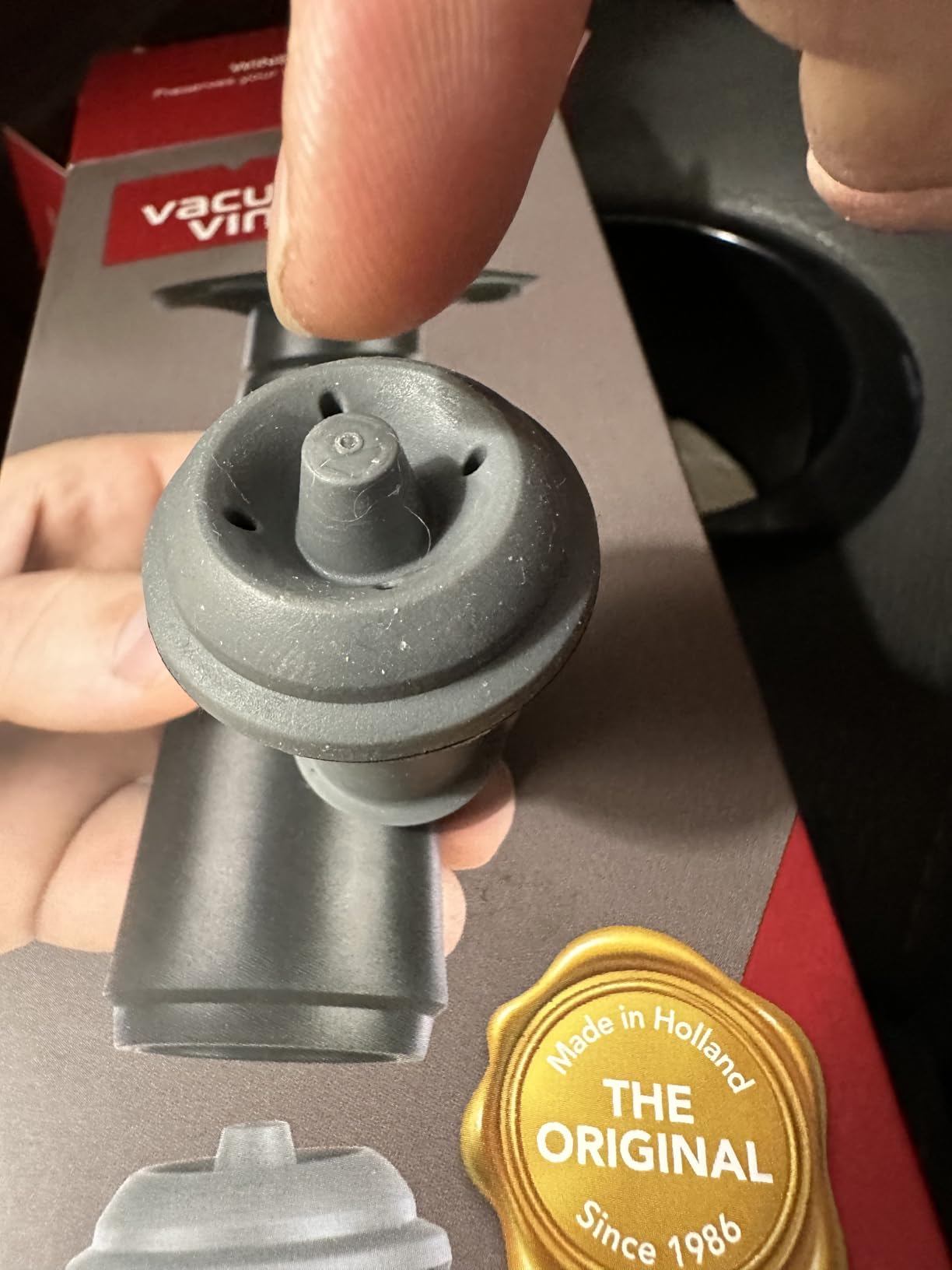 Vacu Vin Original Wine Pump - 1 Vacuum Wine Stopper - Wine Saver - Black | Wine bottle stopper, wine vacuum pump and stopper, airtight seal, reusable stopper, up to 10 days freshness, no batteries customer photo 1