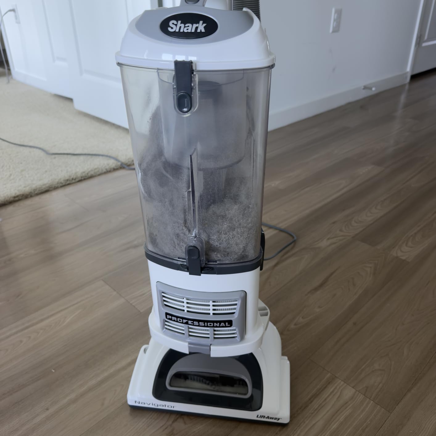 Shark Upright Vacuum Cleaner | Navigator Lift-Away | Pet Hair, Carpet & Hard Floor Cleaning | Dusting Brush & Crevice Tool | HEPA Filter | Swivel Steering | White/Silver | NV356E customer photo 1