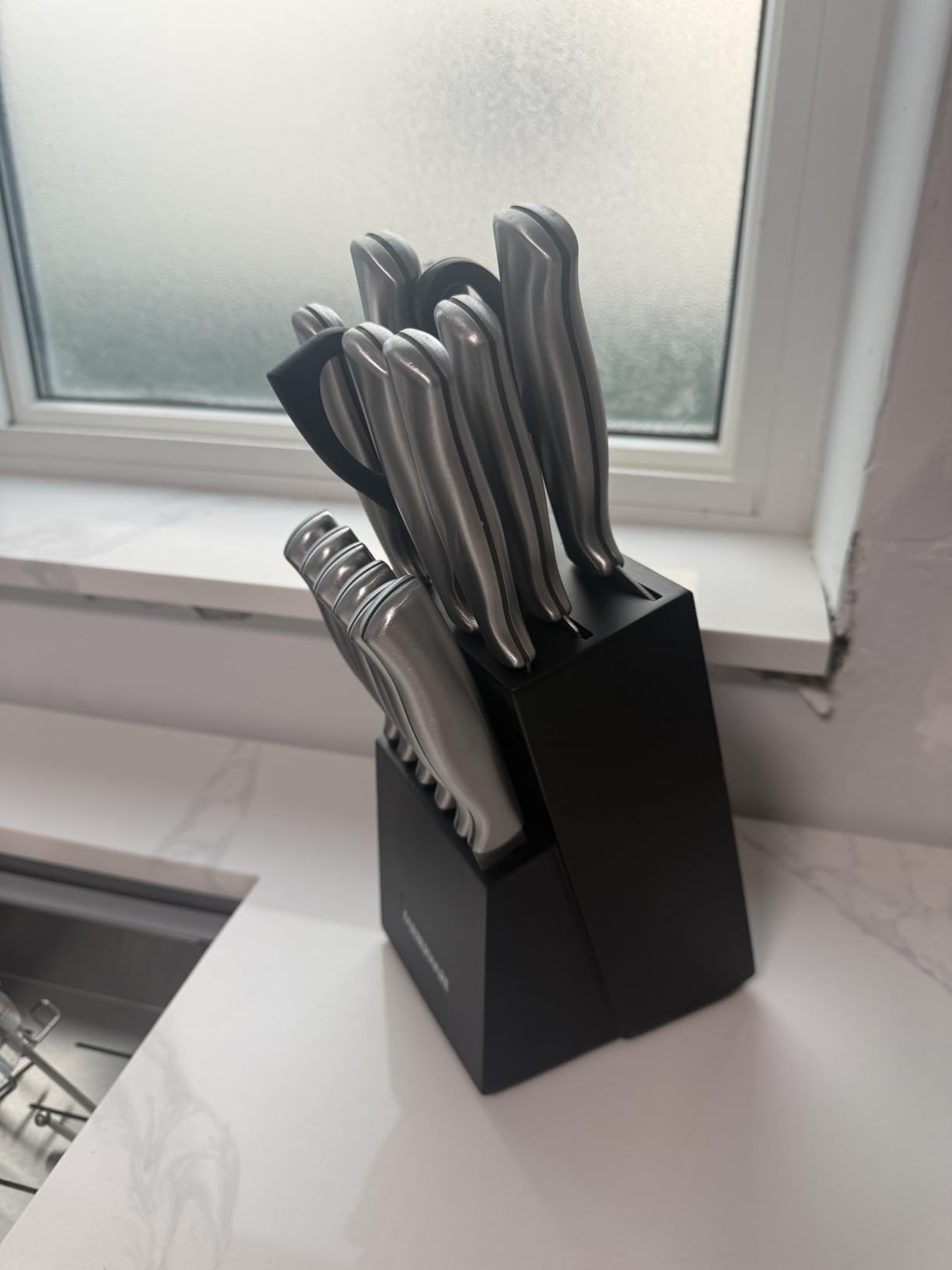 Farberware 15-Piece Kitchen Knife Set, High-Carbon Stainless Steel Blades with Wood Block, Steak Knives, Sharpening Tool & All-Purpose Shears, Razor Sharp, Ergonomic Stainless Steel Handles customer photo 2