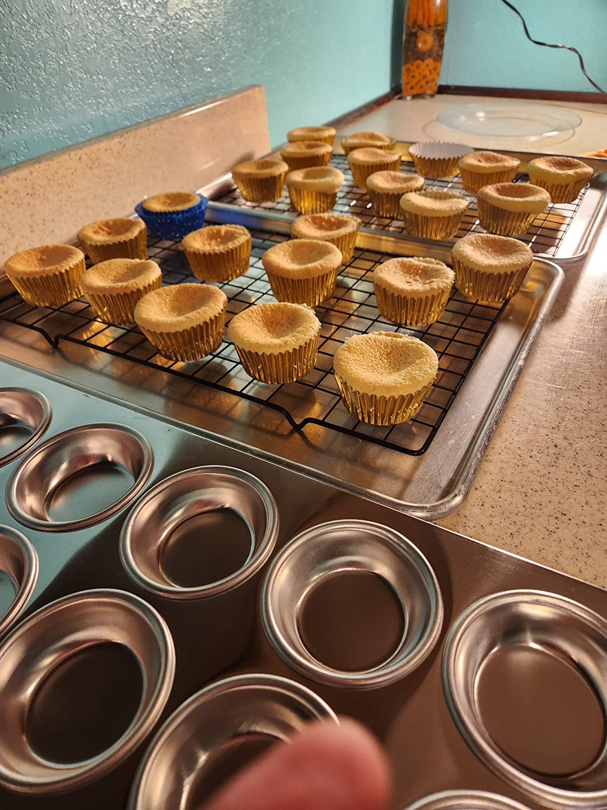 New Star Foodservice Commercial Grade Aluminum 12-Cup Muffin Pan customer photo 1