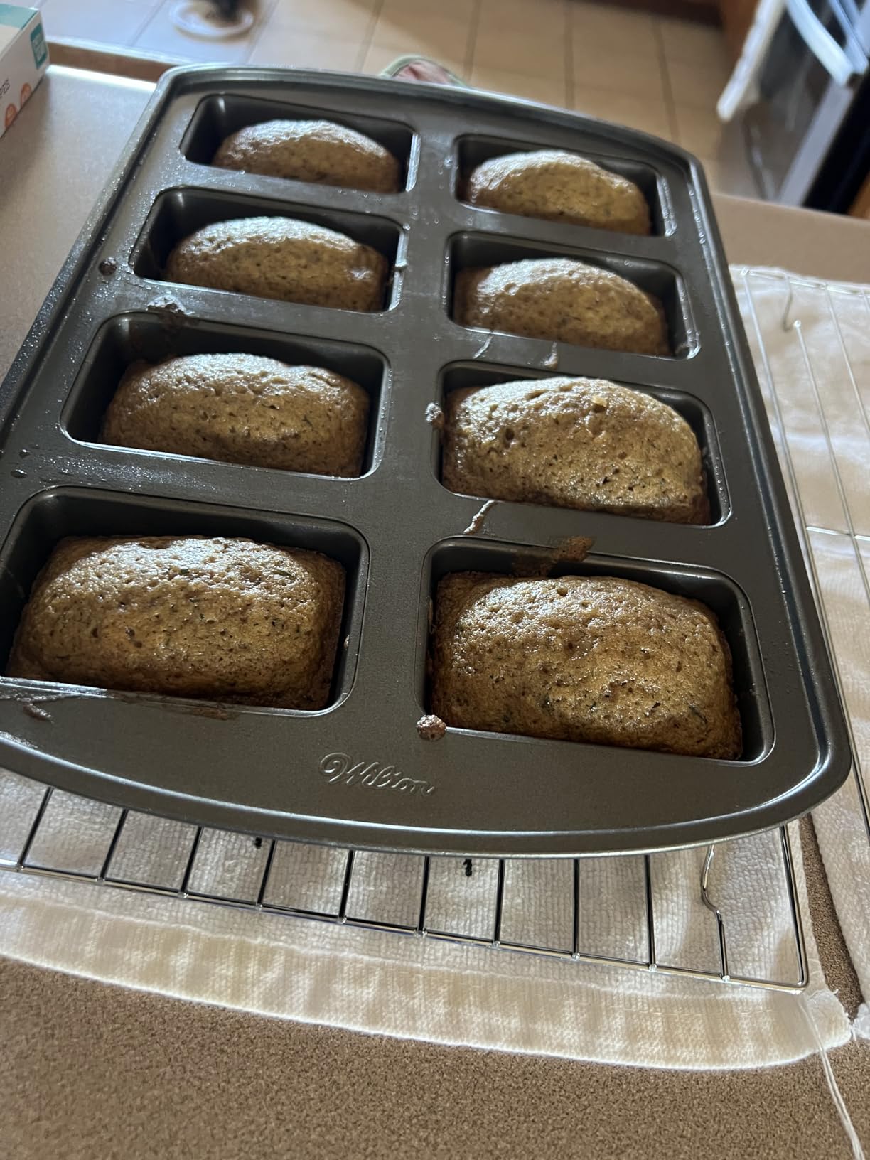 Wilton Gold Non-Stick Mini Loaf Pan, Made Without PFAS, 8-Cavity | Non-Stick Steel with Scratch-Resistant Coating, Resists Warping, Dishwasher Safe, Perfect for Mini Breads & Pound Cakes customer photo 2