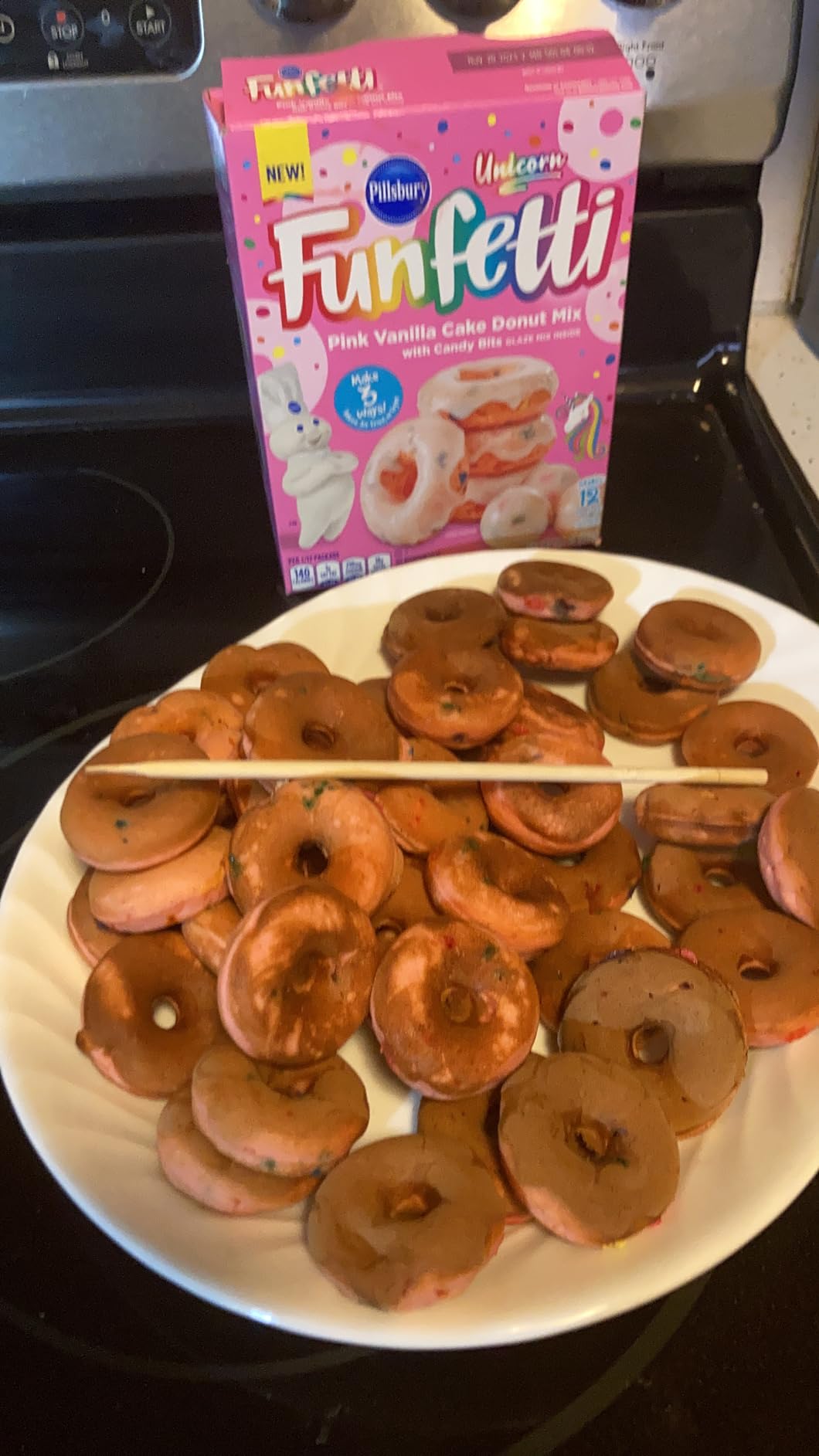 BETTY CROCKER Donut Maker, Mini Donut Maker with Nonstick Surface, Mini Donut Maker Machine with Cool Touch Handle & Makes 7 Delicious Fresh Donuts in Minutes, Red customer photo 2