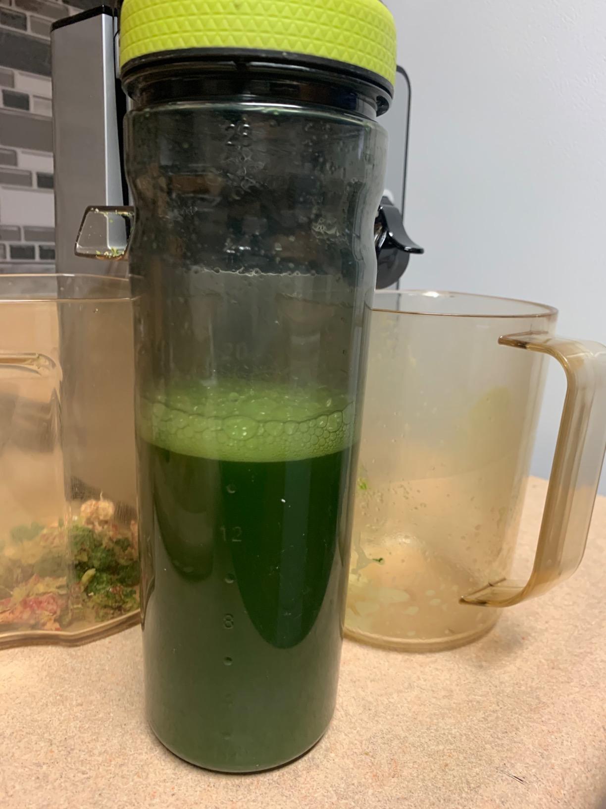 Omega Juicer Cold Press Vertical 43 RPM Slow Masticating Compact Juice Extractor for Fruits and Vegetables Quiet Operation with 3 Stage Auger Automatic Pulp Ejection and No-Drip Tap, 150-Watts, Silver customer photo 1