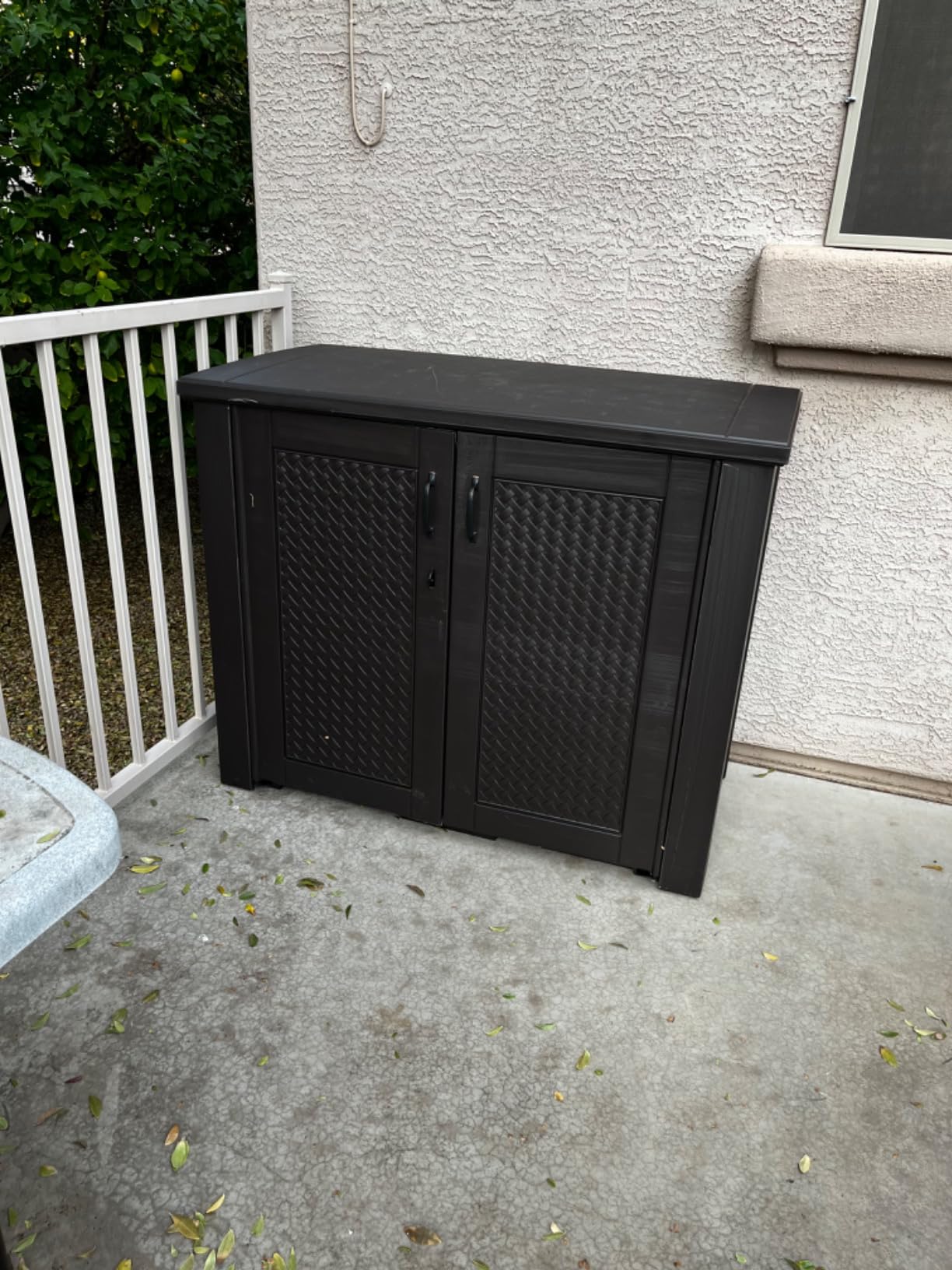 Rubbermaid Decorative Outdoor Storage Cabinet (123 Gal), Weather Resistant, Brown customer photo 2
