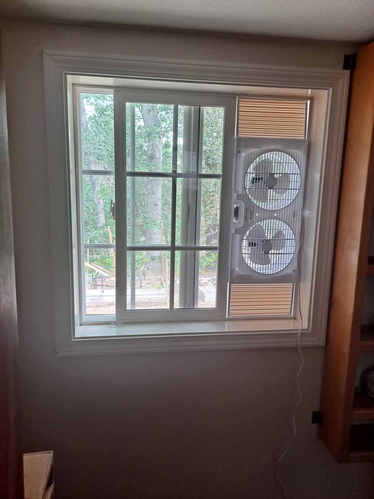 Comfort Zone Twin Window Fan with Reversible Airflow Control, 9 inch, Auto-Locking Expanders, 2 Speed Fan, Dual Fan, Exhaust, Airflow 9.84 ft/sec, Ideal for Home, Kitchen, Bedroom & Office, CZ319WT customer photo 2