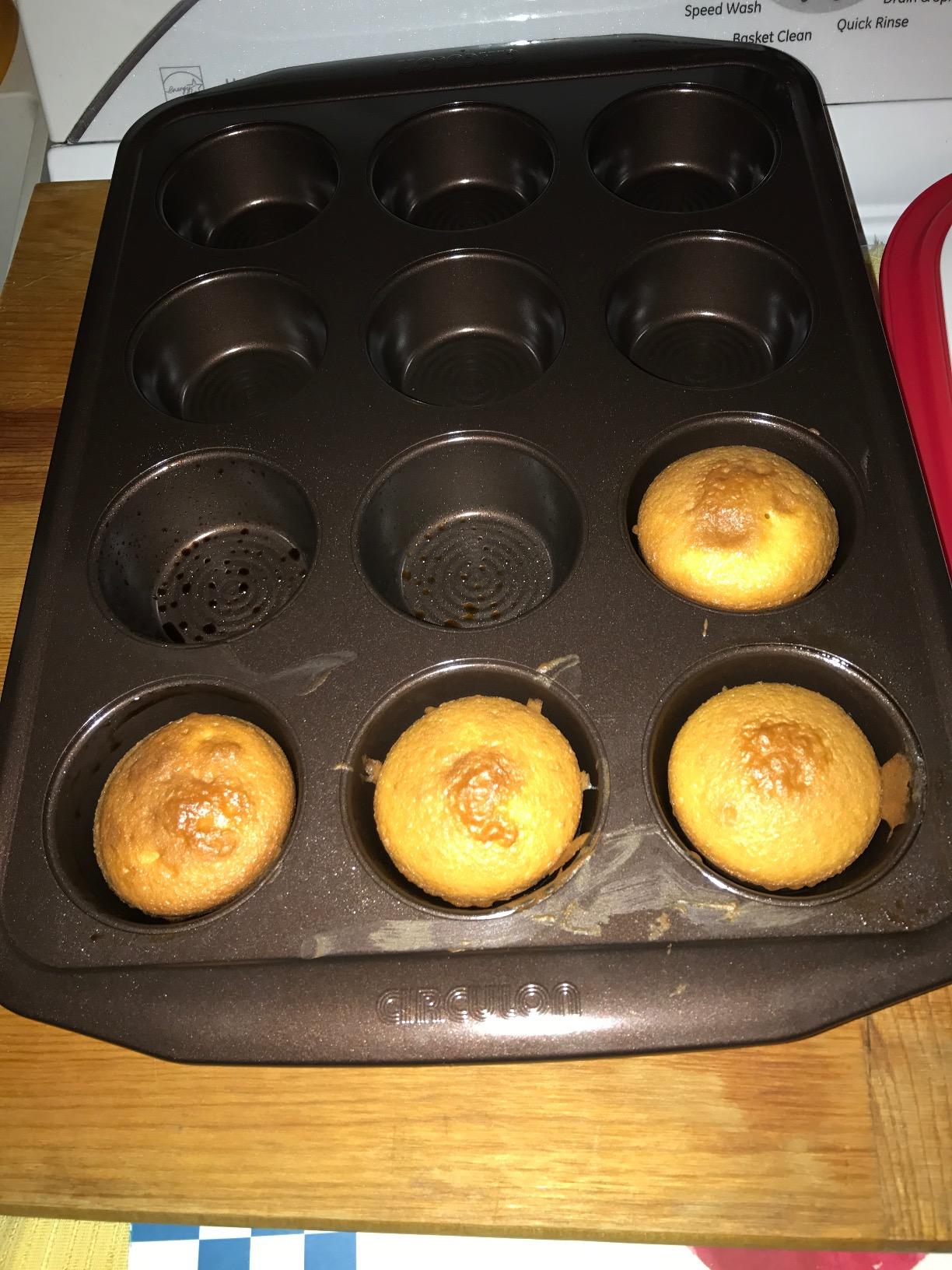 Circulon Nonstick Bakeware Set with Nonstick Cookie Sheet, Bread Pan, Bakings Pan and Cake Pans - 5 Piece, Chocolate Brown customer photo 1