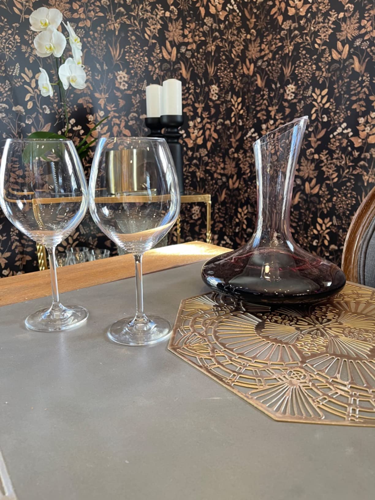 Le Chateau Large Elegant Crystal Wine Decanter with Aerator, 750ml Glass Decanter, Hand-Blown Lead-Free Clear Glass Carafe customer photo 1