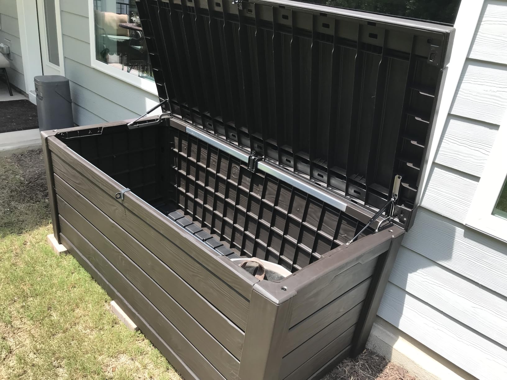 Keter Westwood 150 Gal Outdoor Storage Box for Patio and Pool Accessories | Brown, Resin, Large, Weatherproof, Lockable, Hydraulic Pistons, Easy Assembly, Organization, Patio Cushions Storage customer photo 2