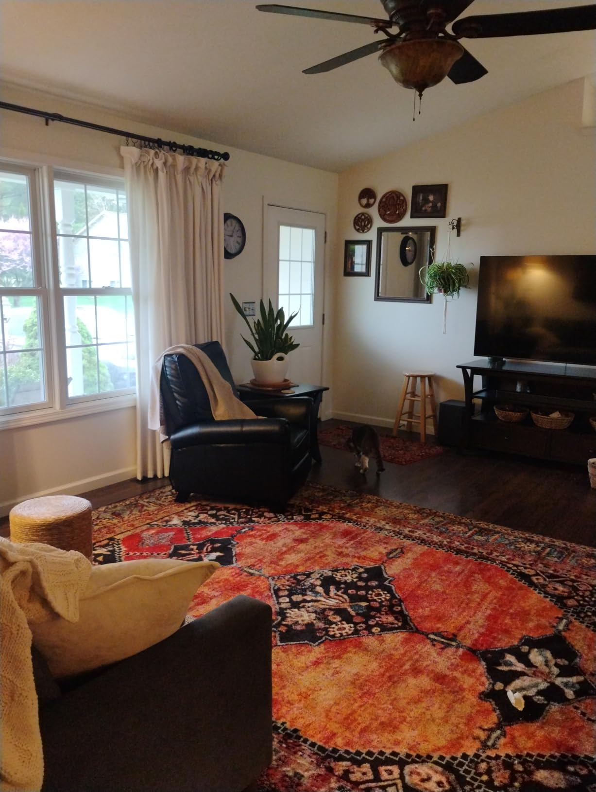 SAFAVIEH Vintage Hamadan Collection Area Rug - 8' x 10', Orange & Multi, Oriental Traditional Persian Design, Non-Shedding & Easy Care, Ideal for High Traffic Areas in Living Room, Bedroom (VTH217B) customer photo 1