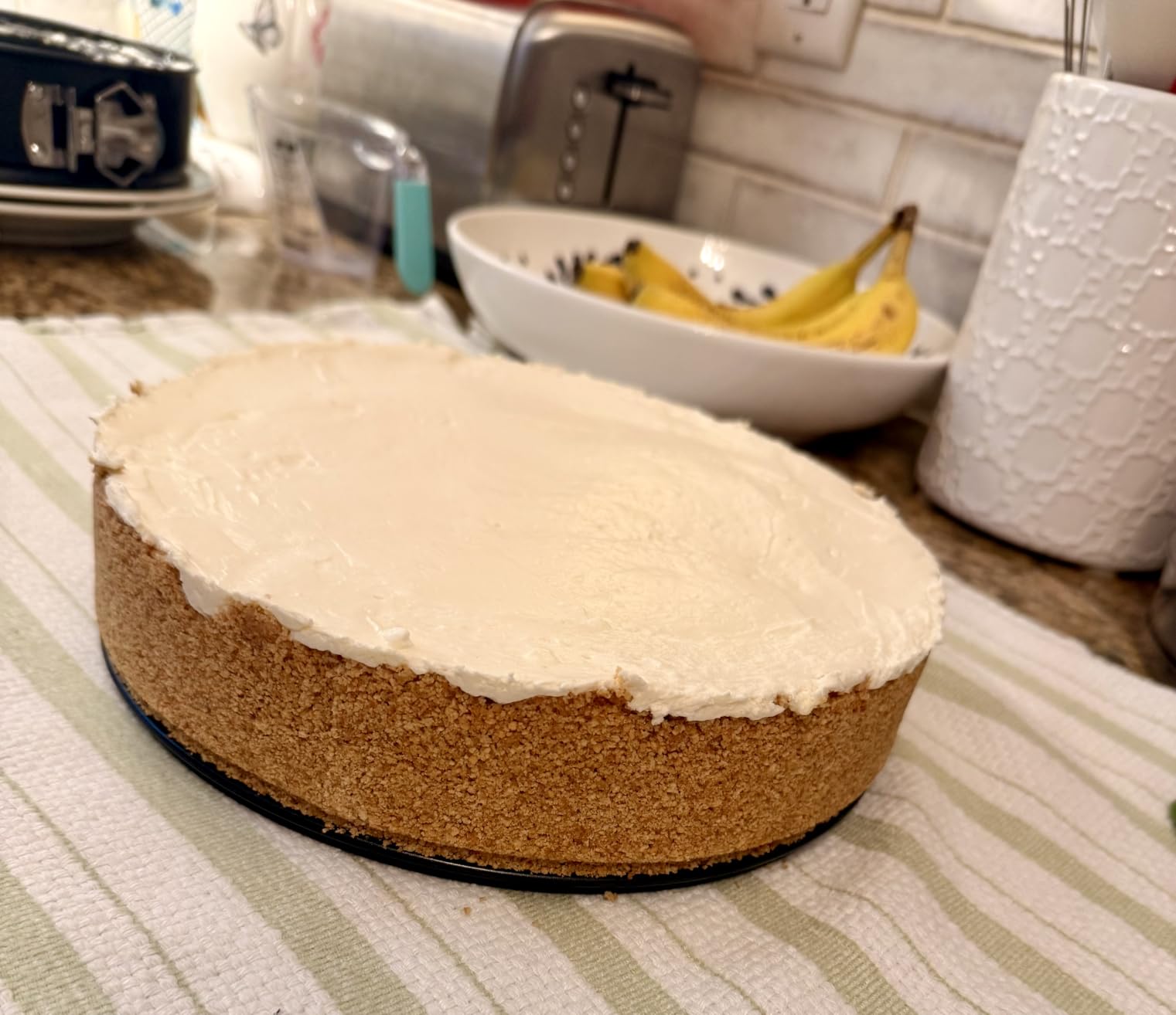 HIWARE 9 Inch Non-stick Cheesecake Pan Springform Pan with Removable Bottom/Leakproof - Black customer photo 2