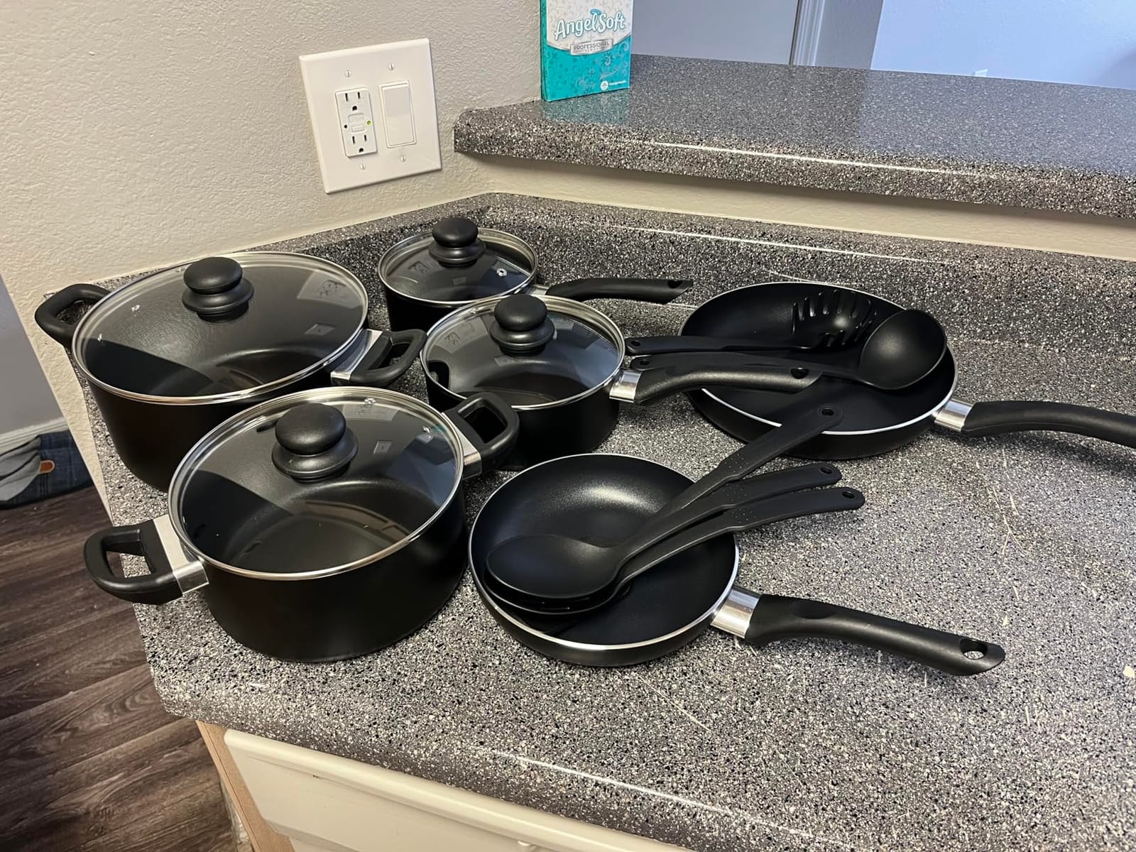 Amazon Basics Non-Stick Kitchen Cookware 15-Piece Set with Stay-Cool Handles, Even Heating, Non-Induction, Includes Pots, Pans, and Utensils, Black customer photo 2
