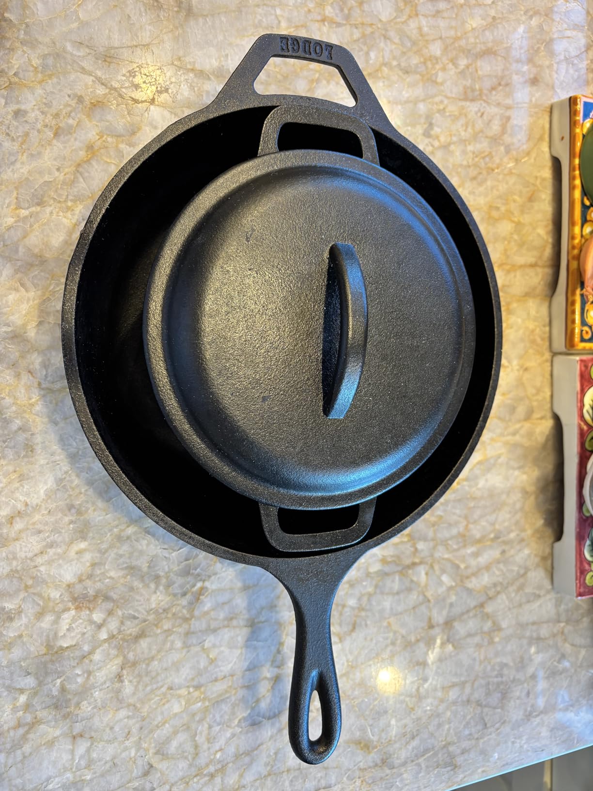 Amazon Basics Pre-Seasoned Cast Iron Dutch Oven Pot with Lid and Dual Handles, Oven Safe, Heavy-Duty, 7-Quart, Round, Black customer photo 2