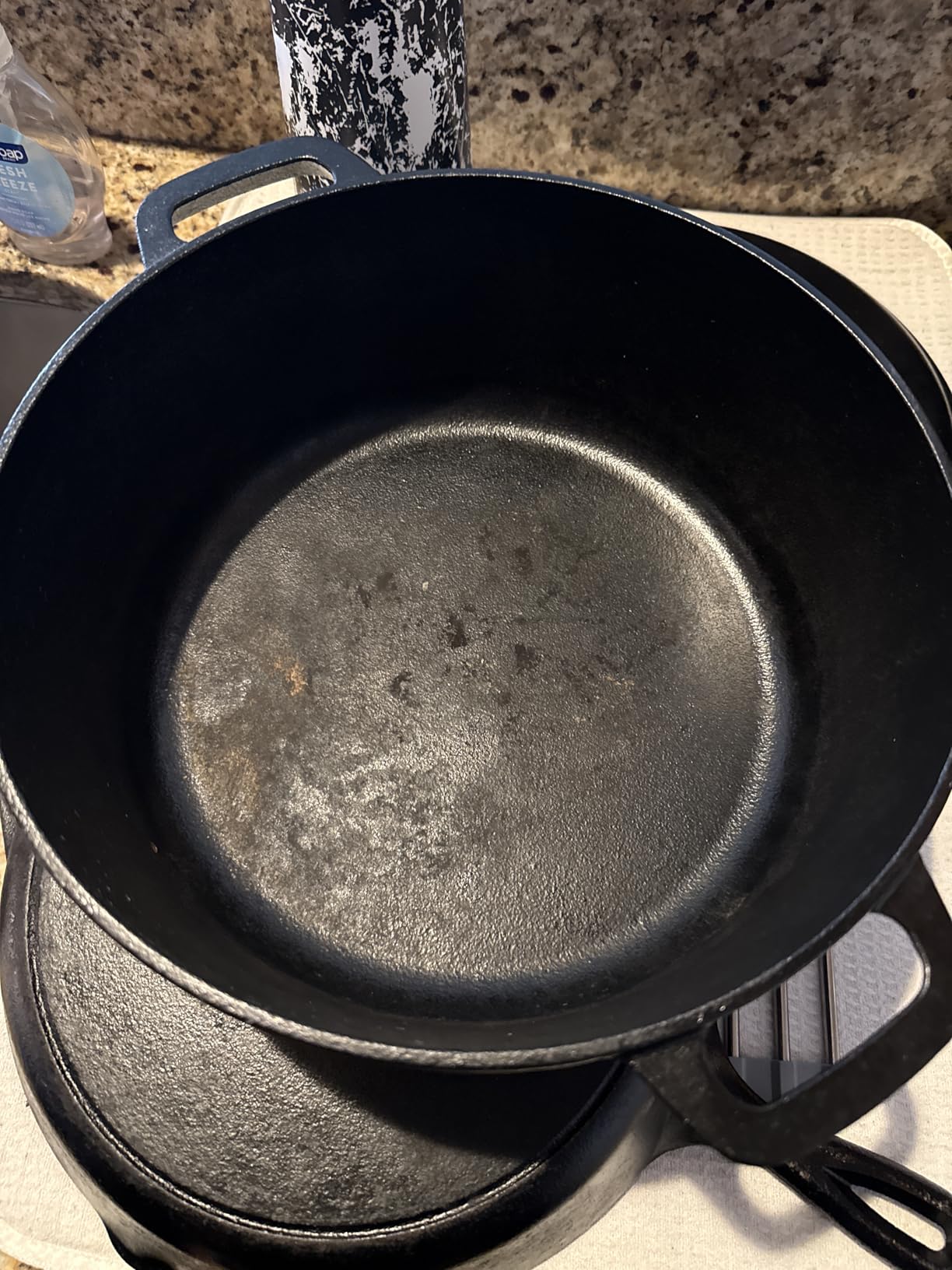 Amazon Basics Pre-Seasoned Cast Iron Mini Dutch Oven Pot with Lid and Dual Handles, Oven Safe, 2-Quart, Round, Black customer photo 1