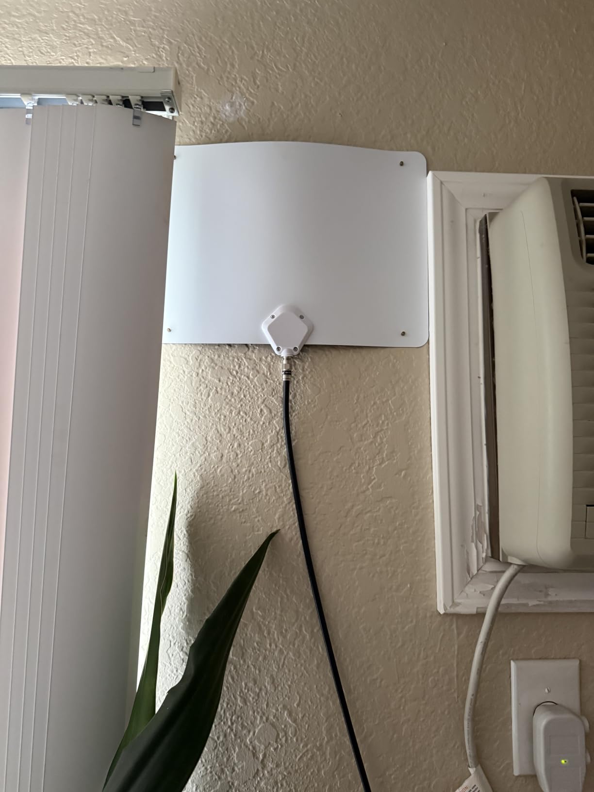 Channel Master FLATenna - Indoor Digital HDTV Antenna, 12' Coaxial Cable, Superior Reception Range & Signal Reliability, Supports 4K Smart TVs, OTA Broadcast & NextGen TV, Easy Install customer photo 1