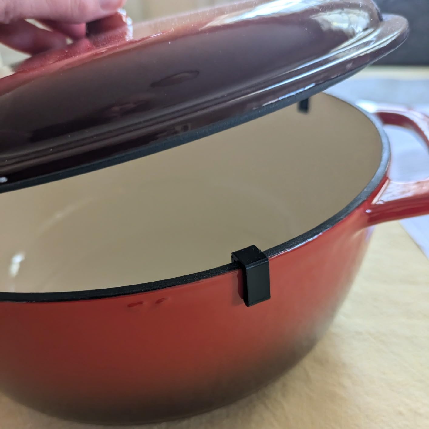 Amazon Basics Enameled Cast Iron Dutch Oven Pot with Lid, Round, 4.3-Quart, White customer photo 2