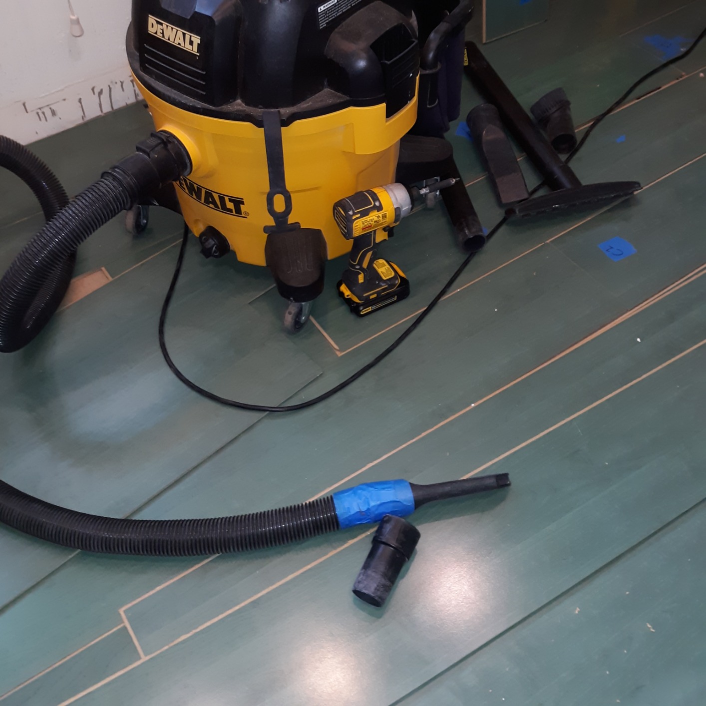 DEWALT 9 Gallon Poly Wet/Dry Vac, 5 HP Strong Suction DXV09P for Jobsite and Workshop customer photo 1