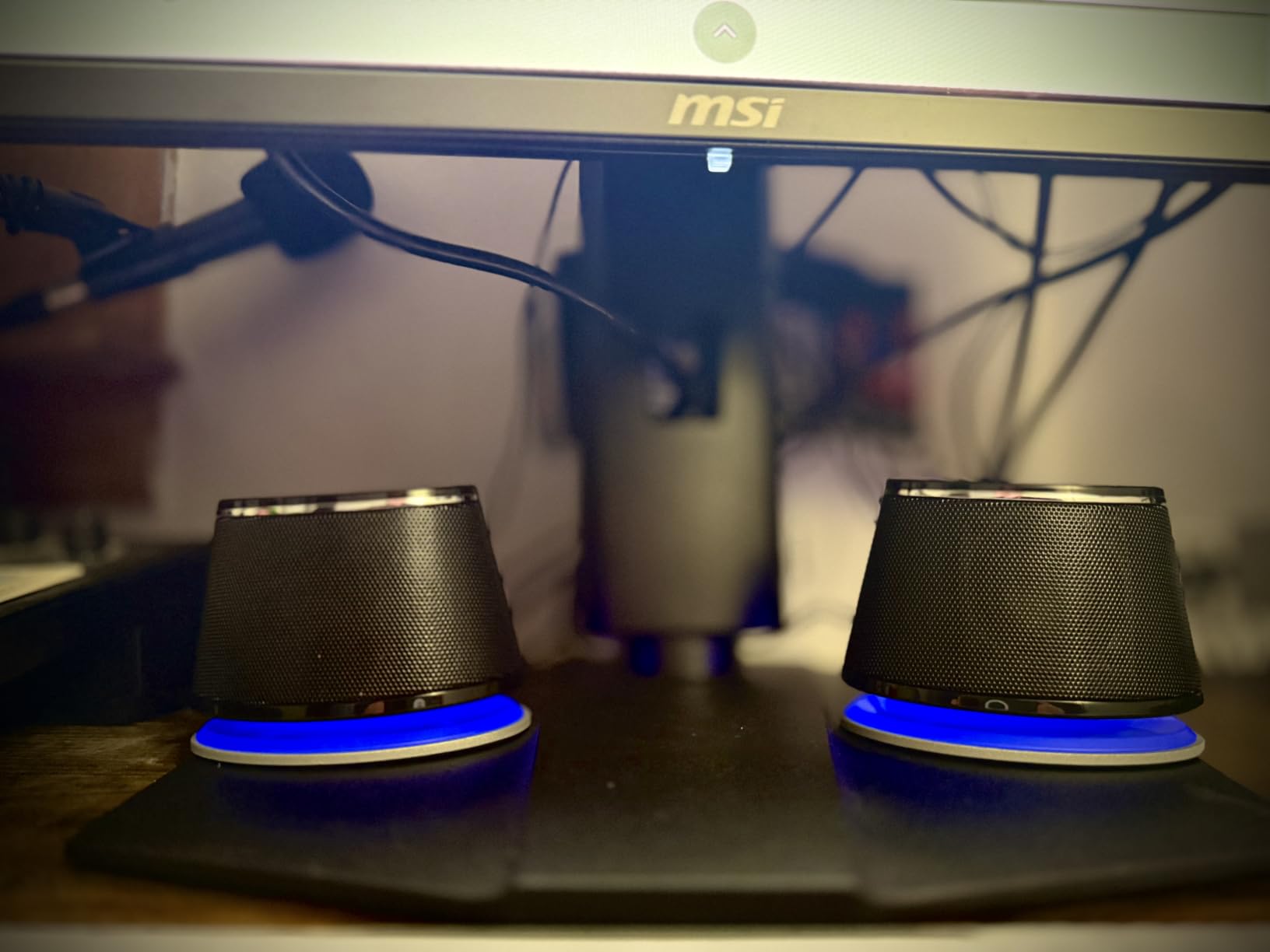Amazon Basics Stereo 2.0 Speakers for PC or Laptop with Volume Control, 3.5mm Aux Input, USB-Powered, 1 Pair, Black customer photo 2
