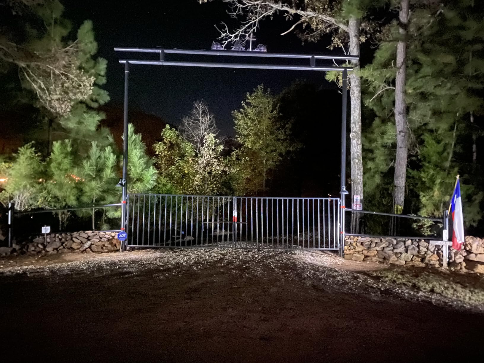 TOPENS AD8S Automatic Solar Gate Opener for Heavy Duty Dual Swing Gates Up to 18ft per Arm, Dual Swing Gate Operator Battery Powered with Remote Control Kit Gate Motor Solar Panel Included customer photo 1