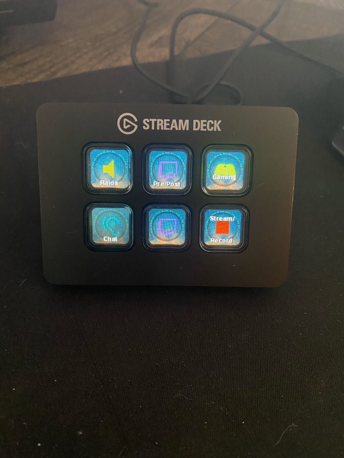 Elgato Stream Deck Mini, 6 Customizable LCD Macro Keys | Compatible with Zoom, Teams, Office, Adobe apps and more, Drag-and-drop setup, Multi-action sequencing, Works Mac and PC customer photo 1