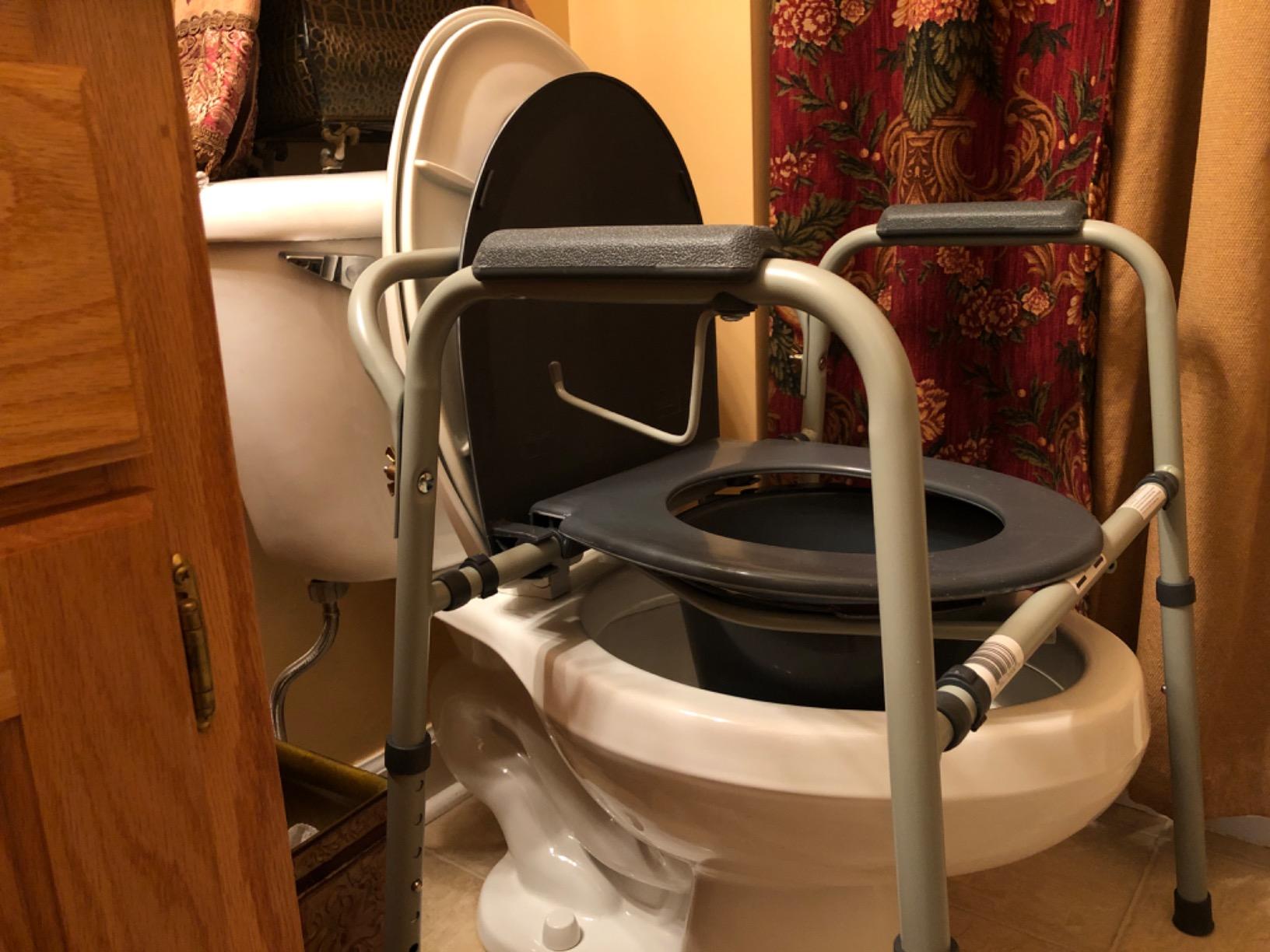 Medline 3-in-1 Steel Adjustable Bedside Commode w/ Microban Protection, Portable Bedside Toilet, 350 lb. Weight Capacity, Removable 7.5 QT. Bucket, Toilet Chair For Elderly, Tool-Free Assembly, Gray customer photo 2
