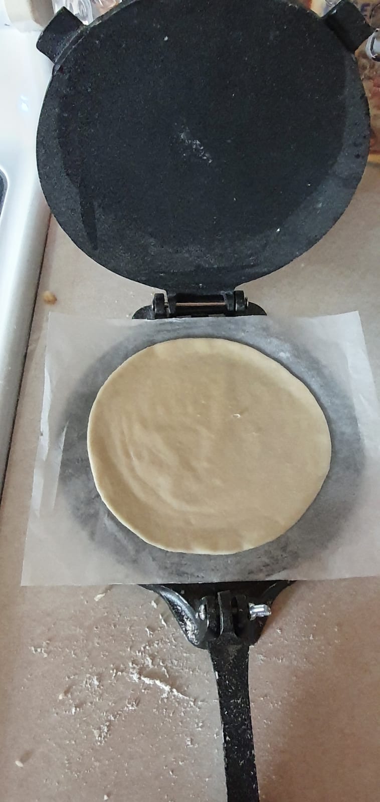 Uno Casa Cast Iron Tortilla Press 8 Inch Pre-Seasoned Tortillera Prensa para tortillas de maiz y harina Taco roti and chapati press 100 parchment papers, rivet set, recipe ebook customer photo 2