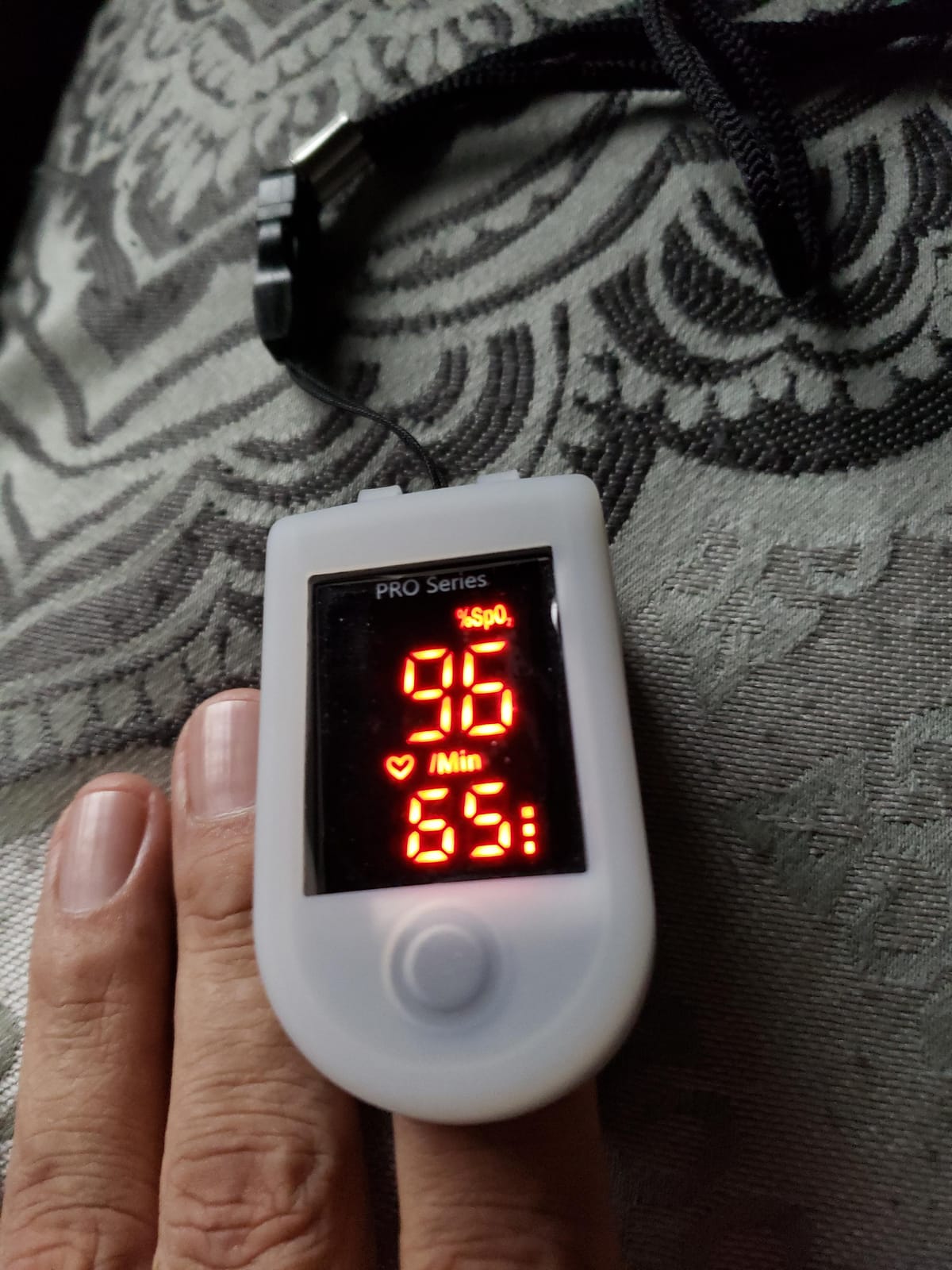 Zacurate 500 Series Fingertip Pulse Oximeter Blood Oxygen Saturation Monitor with Silicon Cover, Batteries and Lanyard, Royal Black customer photo 2