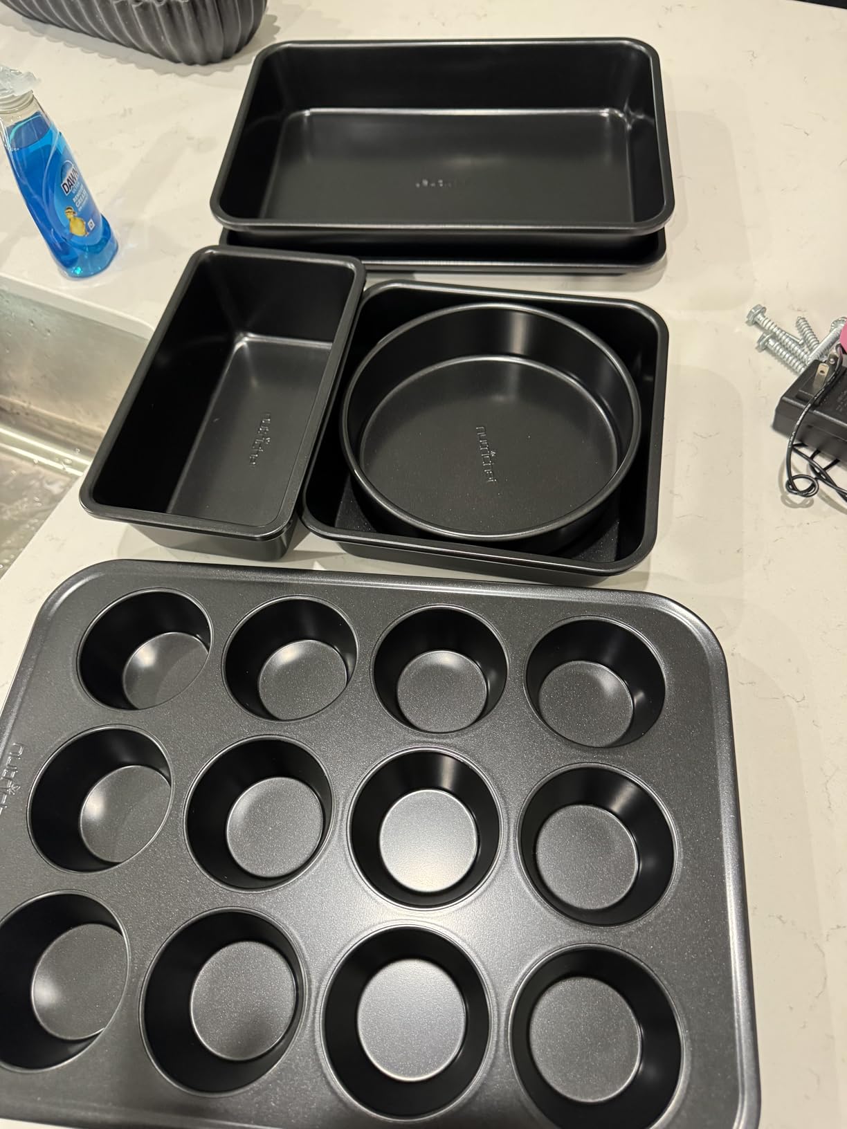 NutriChef 6-Piece Nonstick Bakeware Set, Carbon Steel Baking Pans Set, Includes Cookie Sheets, Wide & Square Bake Pans, Bread Loaf & Round Cake Pan, Muffin Pan - Gold customer photo 2