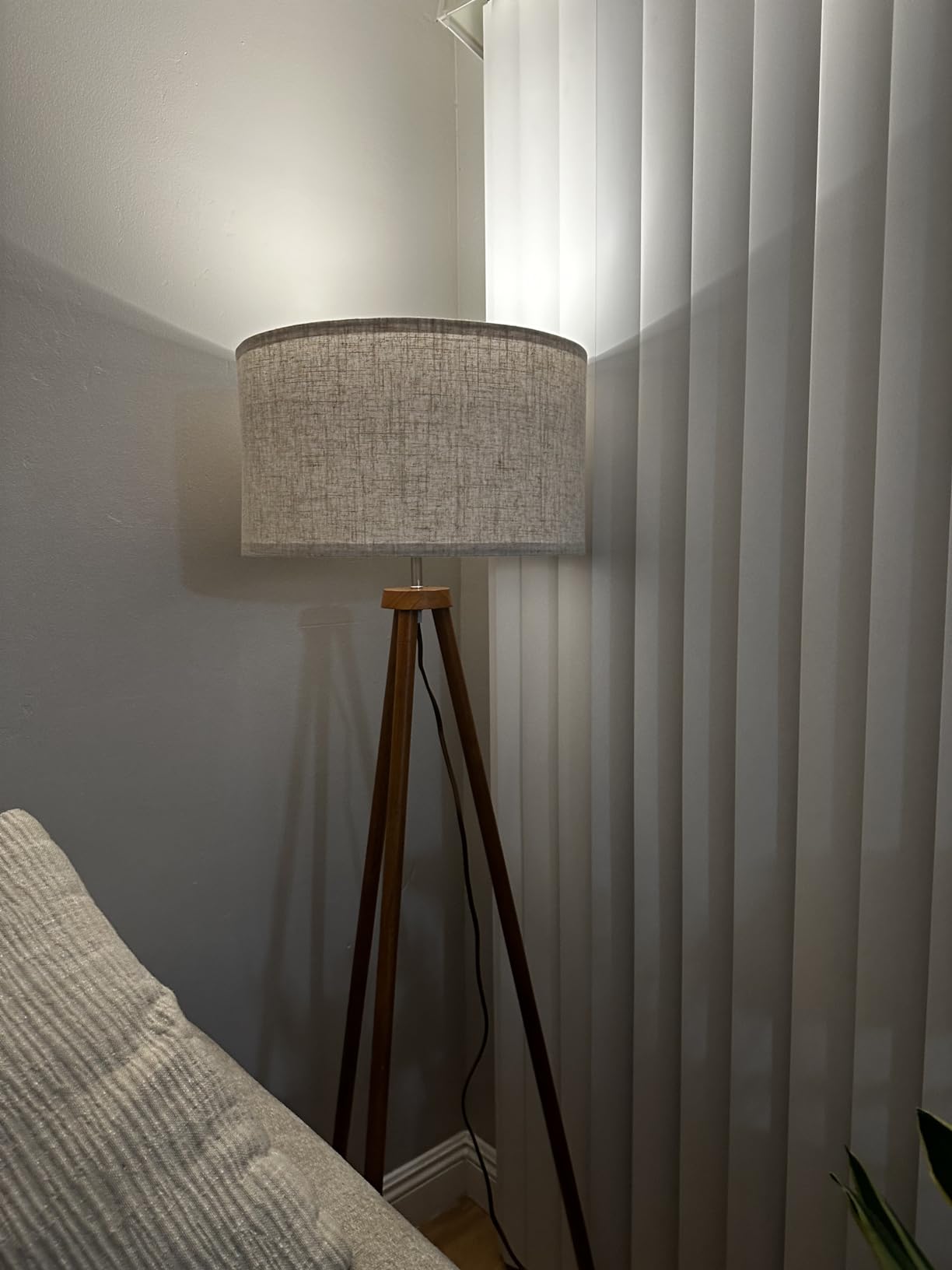 LEPOWER Wood Tripod Floor Lamp, Mid Century Standing Lamp for Living Room, Flaxen Lamp Shade, Modern Design Lamp with E26 Base, Tall Floor Light for Bedroom, Study and Office Brown customer photo 2