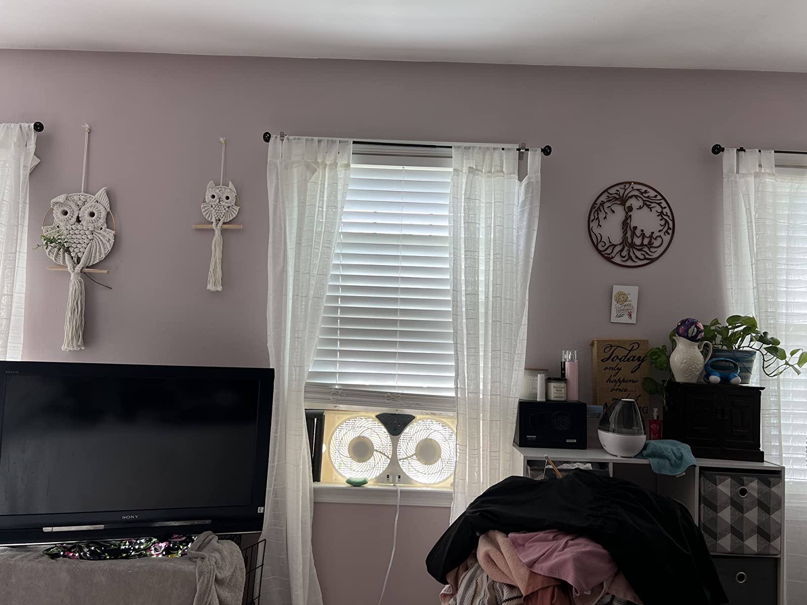 Amazon Basics Twin Window Fan with Reversible Airflow, 3 Speeds, Exhaust, Expandable Side Panel, Digital Control, 9 inch, 78W, White customer photo 1
