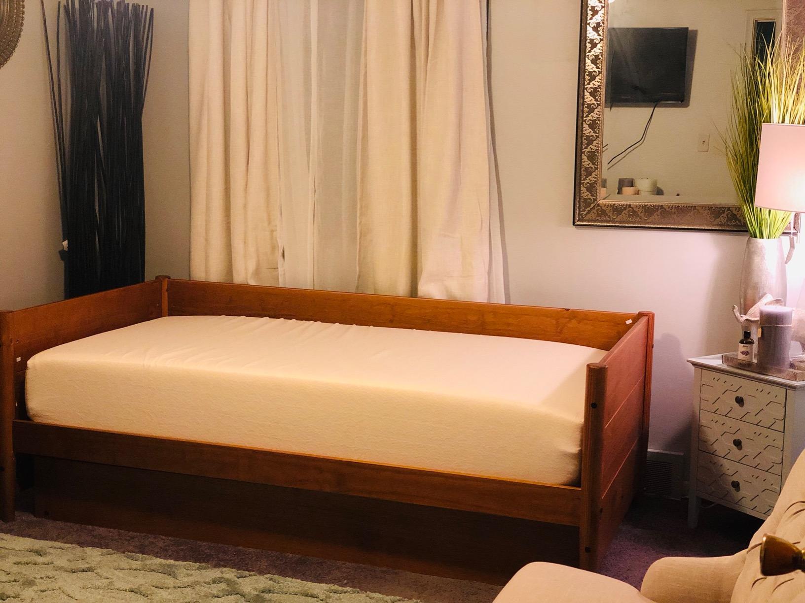 Camaflexi Mid-Century Modern Daybed & Trundle/Solid and Manufactured Wood/Panel Headboard/No Box Spring Needed/Foundation has 14 Wood Slats/Twin Trundle/Easy Assembly, Castanho Finish, Twin customer photo 1