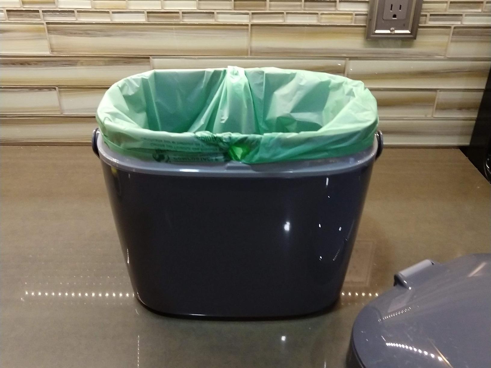 OXO Good Grips Easy-Clean Compost Bin, Charcoal, 1.75 Gal/6.62 L customer photo 2