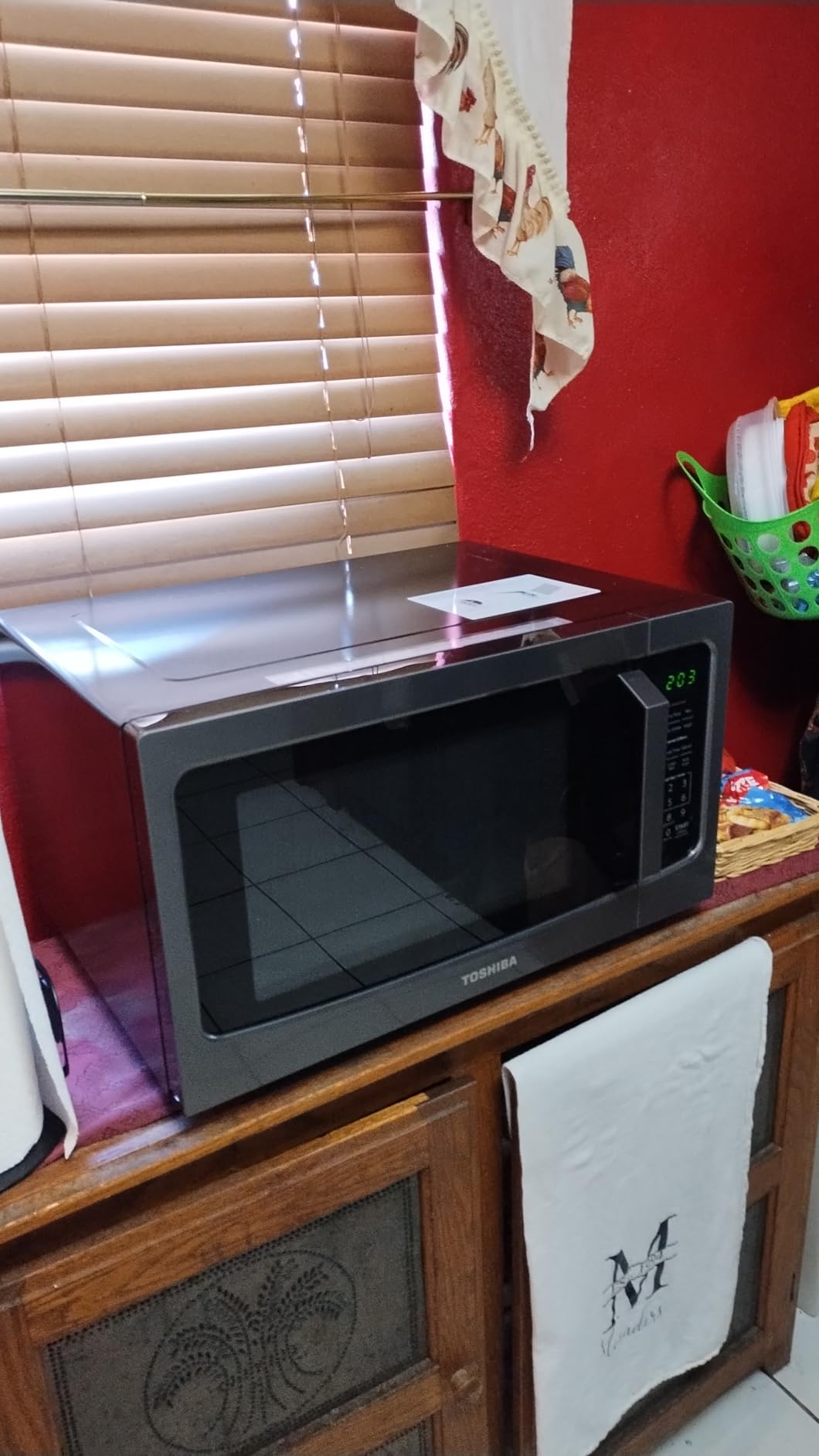 TOSHIBA ML-EM45P(BS) Countertop Microwave Oven with Smart Sensor and 13.6