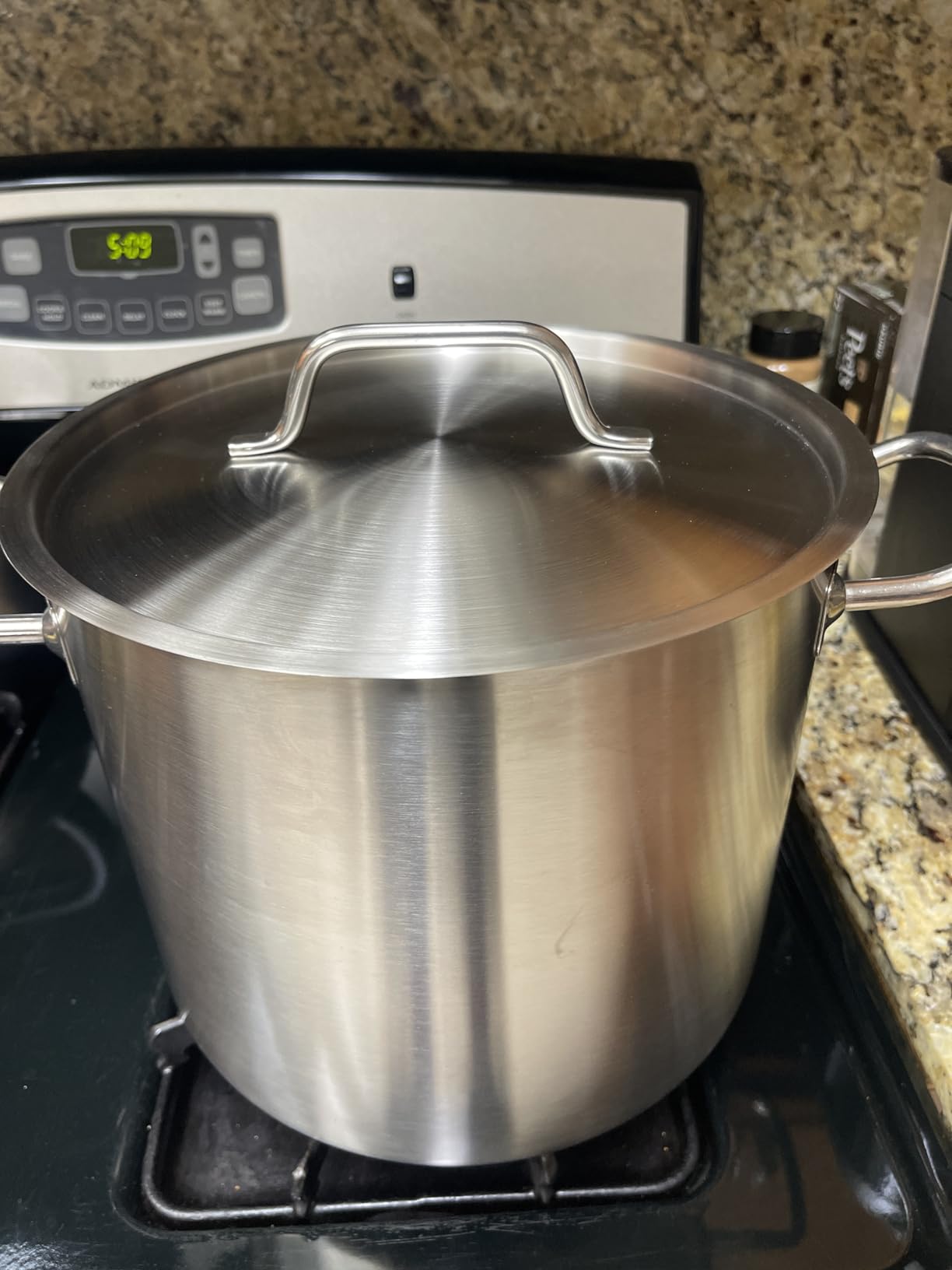 Amazon Basics 12 Quarts Stainless Steel Aluminum-Clad Stock Pot with Cover, Induction Compatible, Dishwasher Safe, Oven Safe, Even Heating, Soup and Pasta Pot customer photo 1