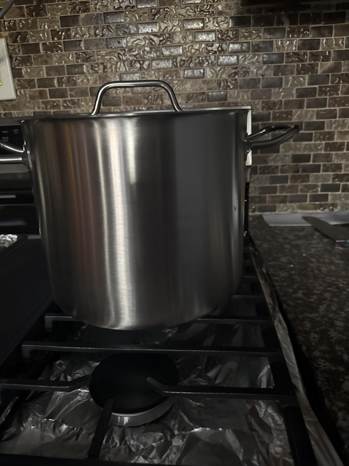 Amazon Basics 12 Quarts Stainless Steel Aluminum-Clad Stock Pot with Cover, Induction Compatible, Dishwasher Safe, Oven Safe, Even Heating, Soup and Pasta Pot customer photo 2