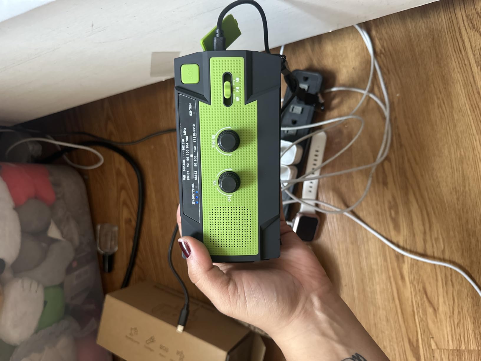 Emergency Radio with Flashlight & Reading Lamp, NOAA/AM/FM Weather Radio | Hand Cranked, Solar Powered, 4000mAh (7400mWh) Emergency Charger, SOS Alarm, Emergency Light, for Power Outage, Emergencies customer photo 2