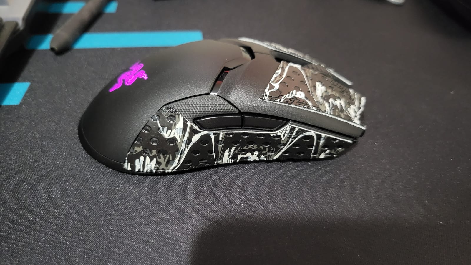 Razer Viper Ultimate Lightweight Wireless Gaming Mouse: Fastest Gaming Switches - 20K DPI Optical Sensor - Chroma Lighting - 8 Programmable Buttons - 70 Hr Battery - Classic Black customer photo 2