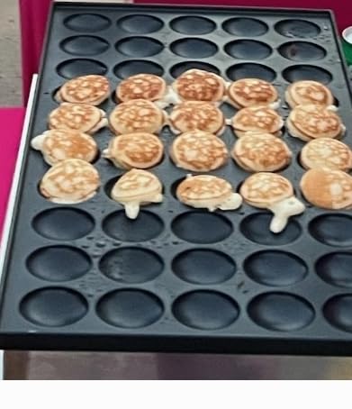 VEVOR 110V Mini Dutch Pancake Baker, 50PCS 1700W Commercial Electric Nonstick Waffle Maker Machine, 1.8 Inches Pancake Maker with 2 Thermostats & 2 Timers Separate Control, for Home and Restaurants customer photo 2