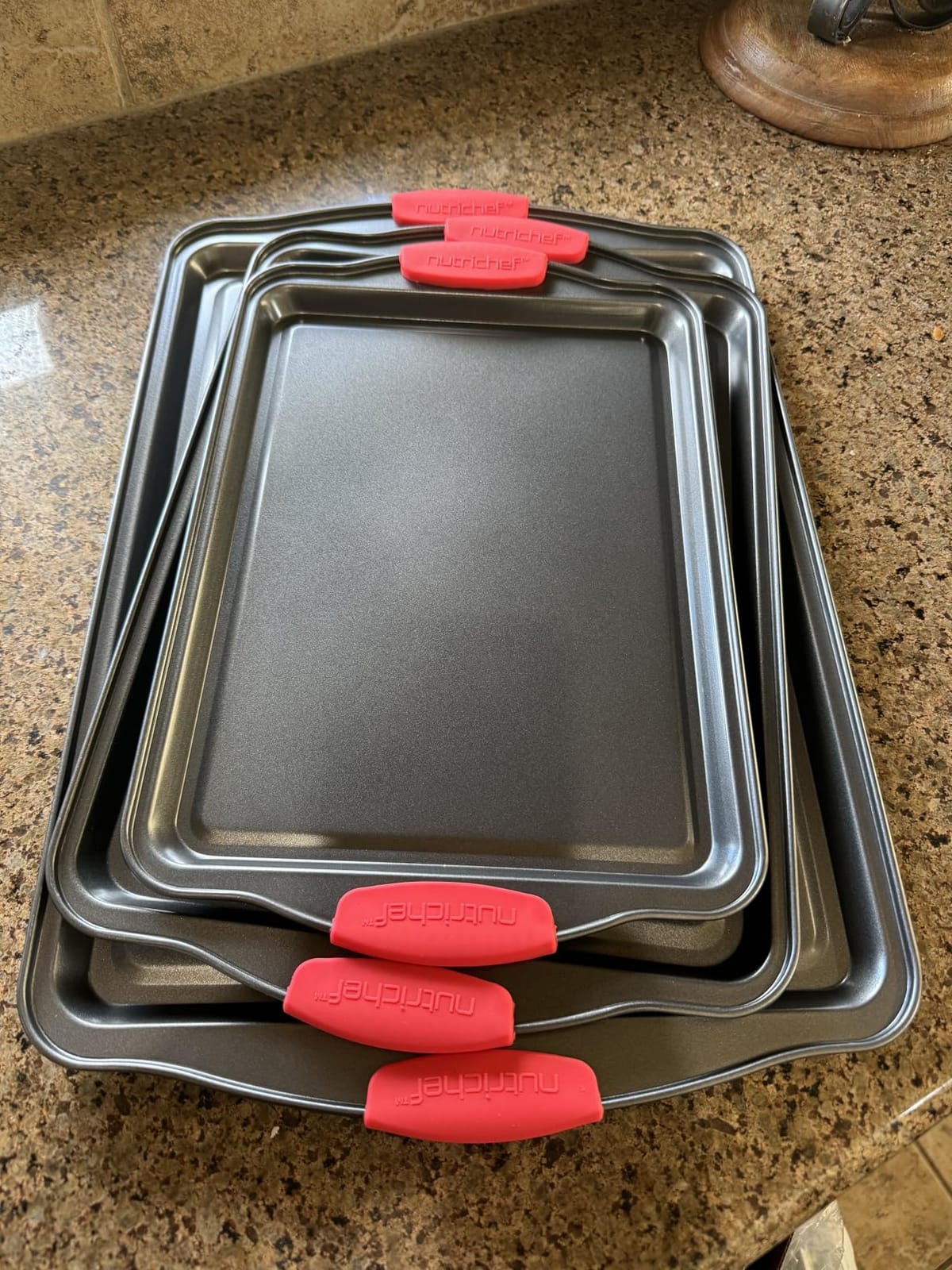 NutriChef 3-Piece Nonstick Cookie Sheets - Carbon Steel Baking Sheet Set with Non Stick Coating & Red Silicone Handles - Oven Pans for Family Baking customer photo 1